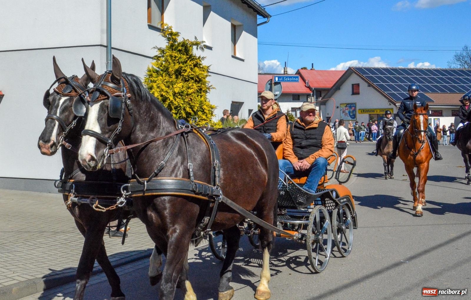 Zdjęcie w galerii na portalu naszraciborz.pl: Pietrowice Wielkie: 101 koni, policjanci w siodle i husaria - wielkanocna tradycja procesji błagalnej [FOTO i WIDEO] wiadomości z regionu