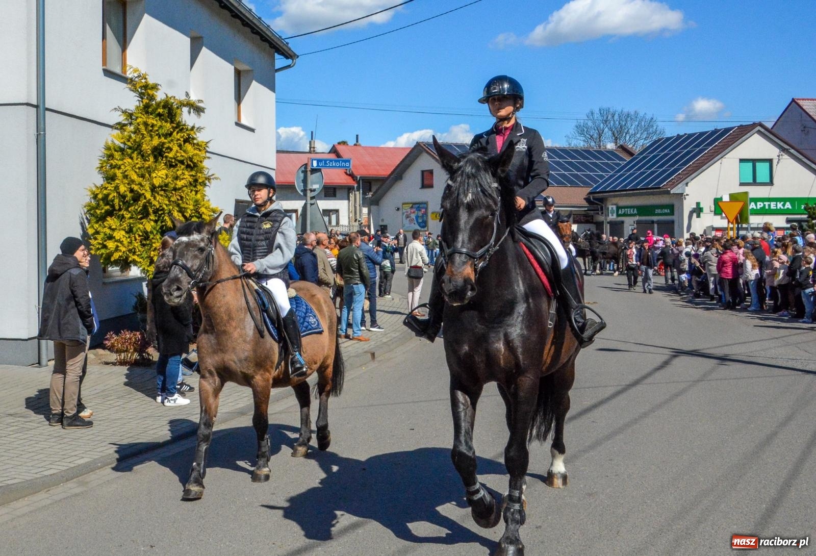 Zdjęcie w galerii na portalu naszraciborz.pl: Pietrowice Wielkie: 101 koni, policjanci w siodle i husaria - wielkanocna tradycja procesji błagalnej [FOTO i WIDEO] wiadomości z regionu