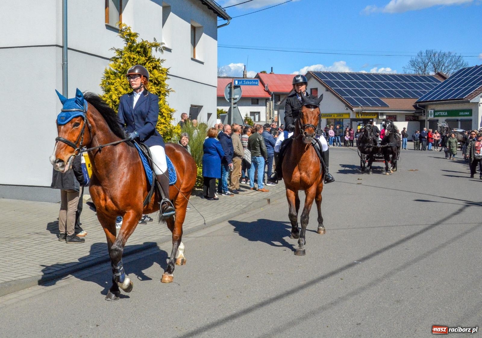 Zdjęcie w galerii na portalu naszraciborz.pl: Pietrowice Wielkie: 101 koni, policjanci w siodle i husaria - wielkanocna tradycja procesji błagalnej [FOTO i WIDEO] wiadomości z regionu