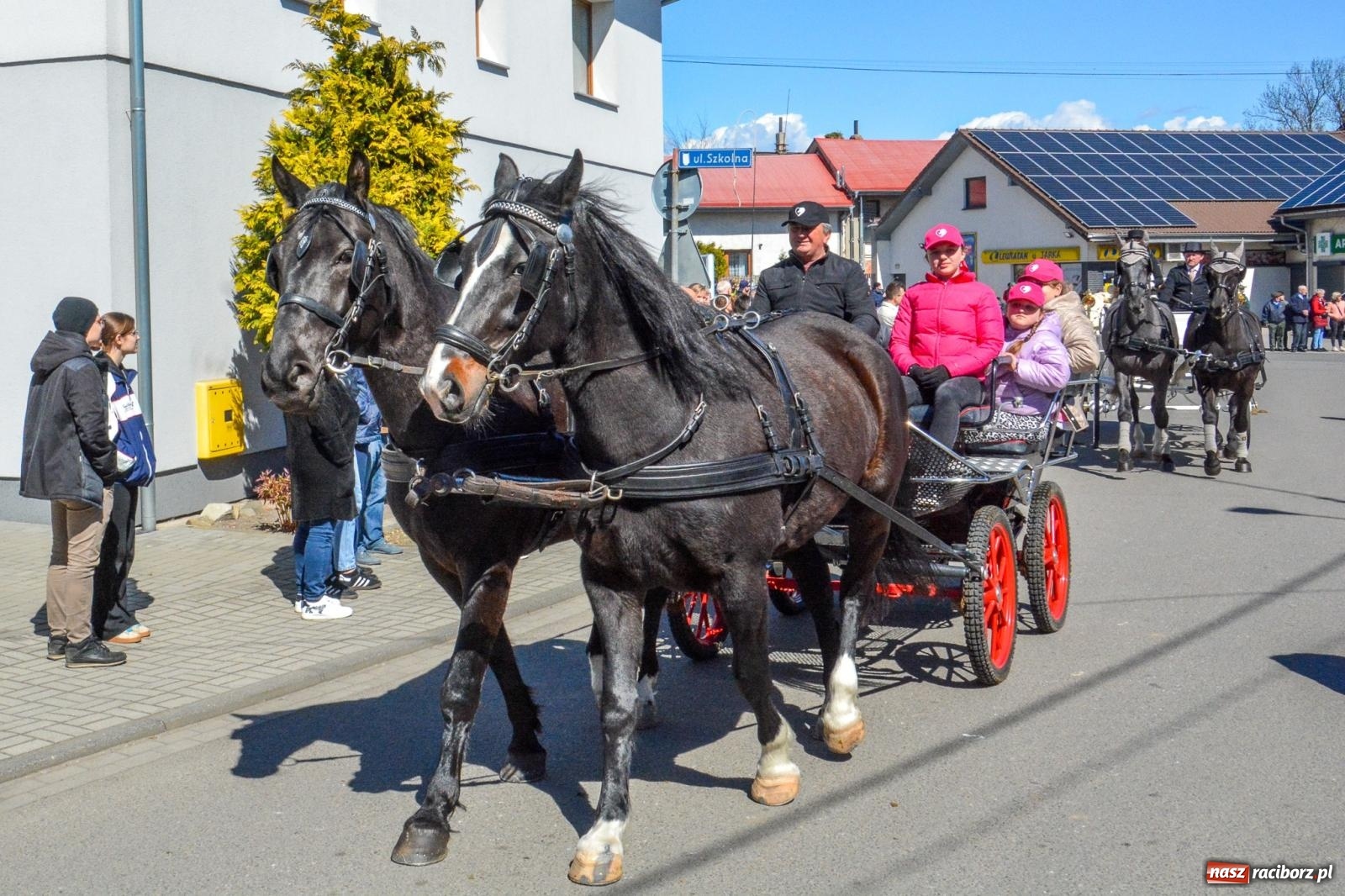 Zdjęcie w galerii na portalu naszraciborz.pl: Pietrowice Wielkie: 101 koni, policjanci w siodle i husaria - wielkanocna tradycja procesji błagalnej [FOTO i WIDEO] wiadomości z regionu