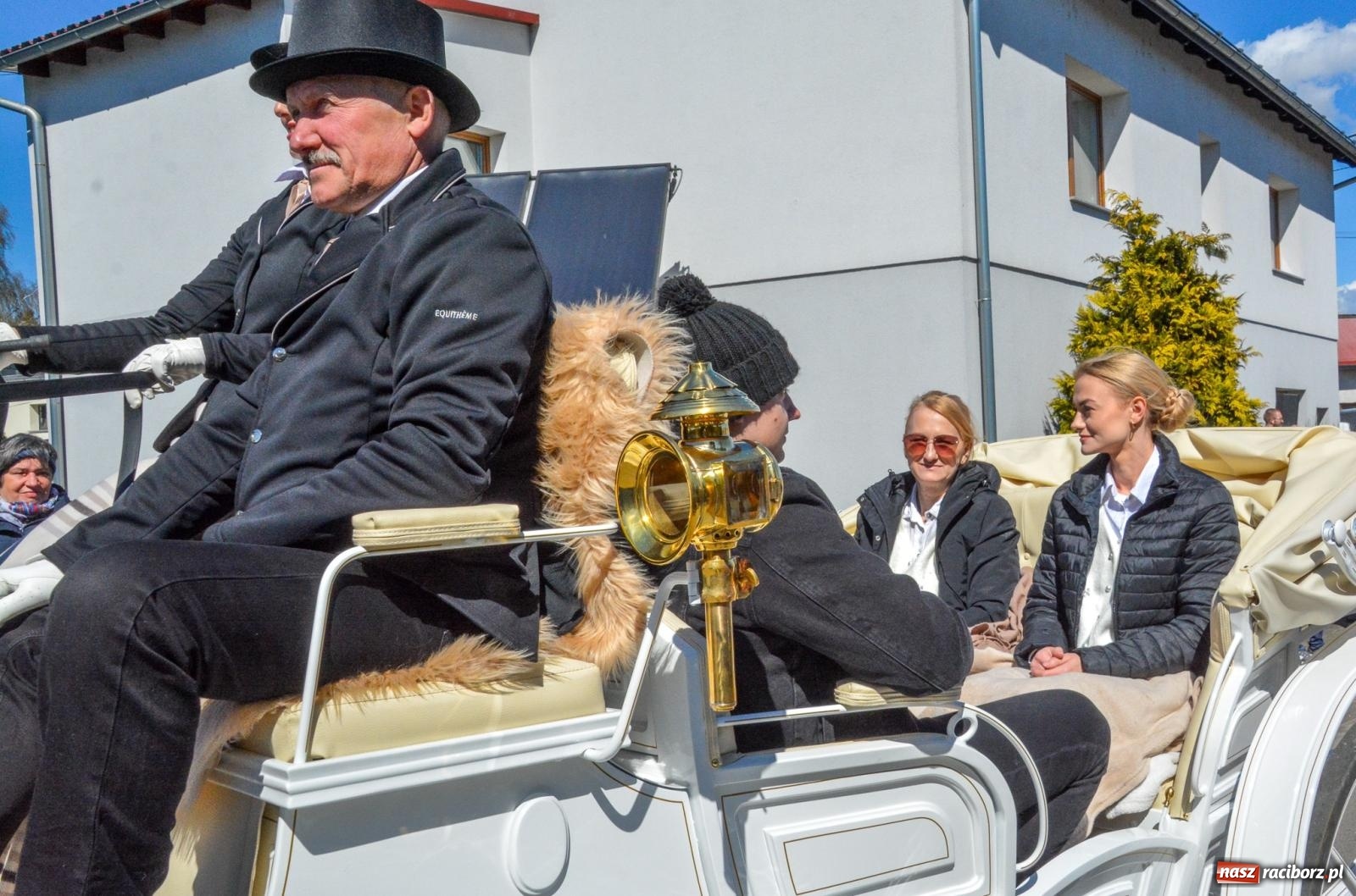 Zdjęcie w galerii na portalu naszraciborz.pl: Pietrowice Wielkie: 101 koni, policjanci w siodle i husaria - wielkanocna tradycja procesji błagalnej [FOTO i WIDEO] wiadomości z regionu