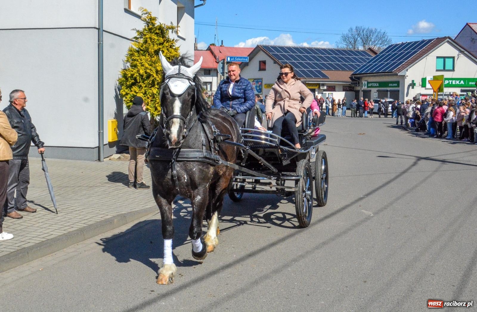 Zdjęcie w galerii na portalu naszraciborz.pl: Pietrowice Wielkie: 101 koni, policjanci w siodle i husaria - wielkanocna tradycja procesji błagalnej [FOTO i WIDEO] wiadomości z regionu