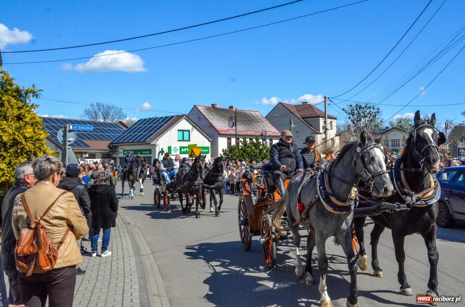 Zdjęcie w galerii na portalu naszraciborz.pl: Pietrowice Wielkie: 101 koni, policjanci w siodle i husaria - wielkanocna tradycja procesji błagalnej [FOTO i WIDEO] wiadomości z regionu
