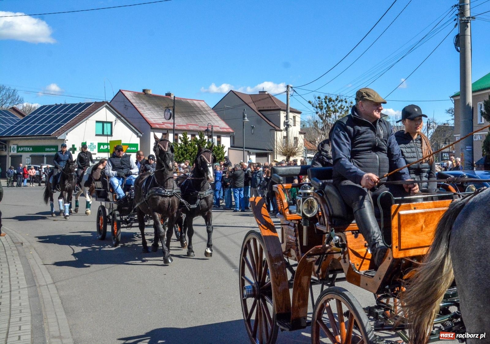 Zdjęcie w galerii na portalu naszraciborz.pl: Pietrowice Wielkie: 101 koni, policjanci w siodle i husaria - wielkanocna tradycja procesji błagalnej [FOTO i WIDEO] wiadomości z regionu