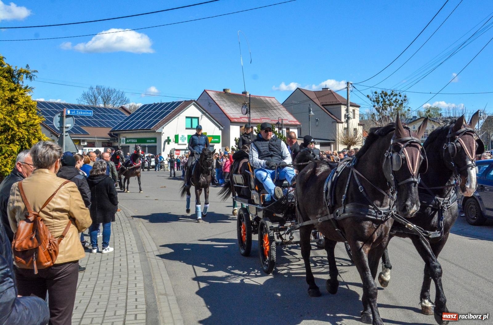 Zdjęcie w galerii na portalu naszraciborz.pl: Pietrowice Wielkie: 101 koni, policjanci w siodle i husaria - wielkanocna tradycja procesji błagalnej [FOTO i WIDEO] wiadomości z regionu