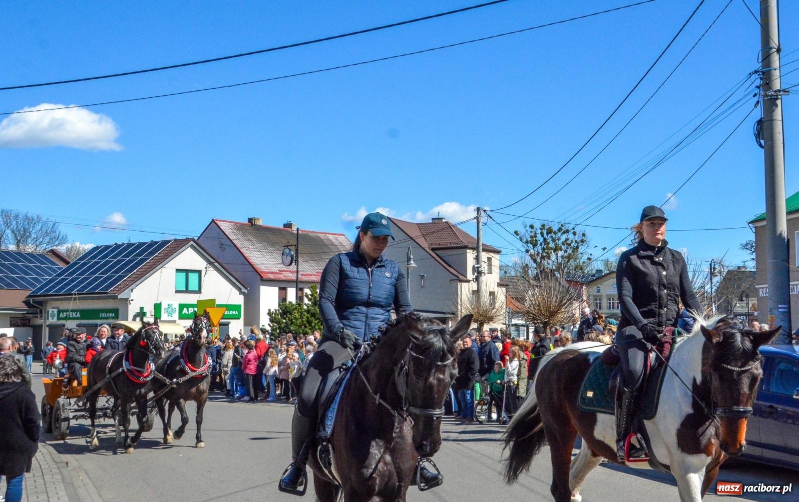 Zdjęcie w galerii na portalu naszraciborz.pl: Pietrowice Wielkie: 101 koni, policjanci w siodle i husaria - wielkanocna tradycja procesji błagalnej [FOTO i WIDEO] wiadomości z regionu