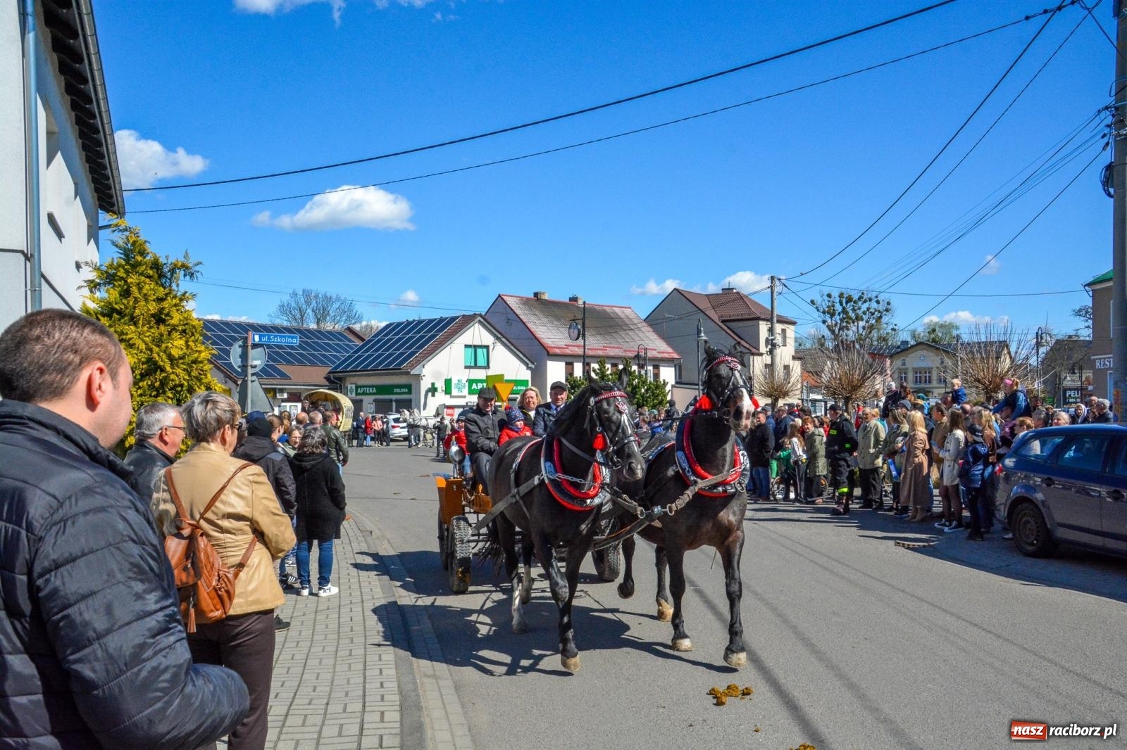 Zdjęcie w galerii na portalu naszraciborz.pl: Pietrowice Wielkie: 101 koni, policjanci w siodle i husaria - wielkanocna tradycja procesji błagalnej [FOTO i WIDEO] wiadomości z regionu