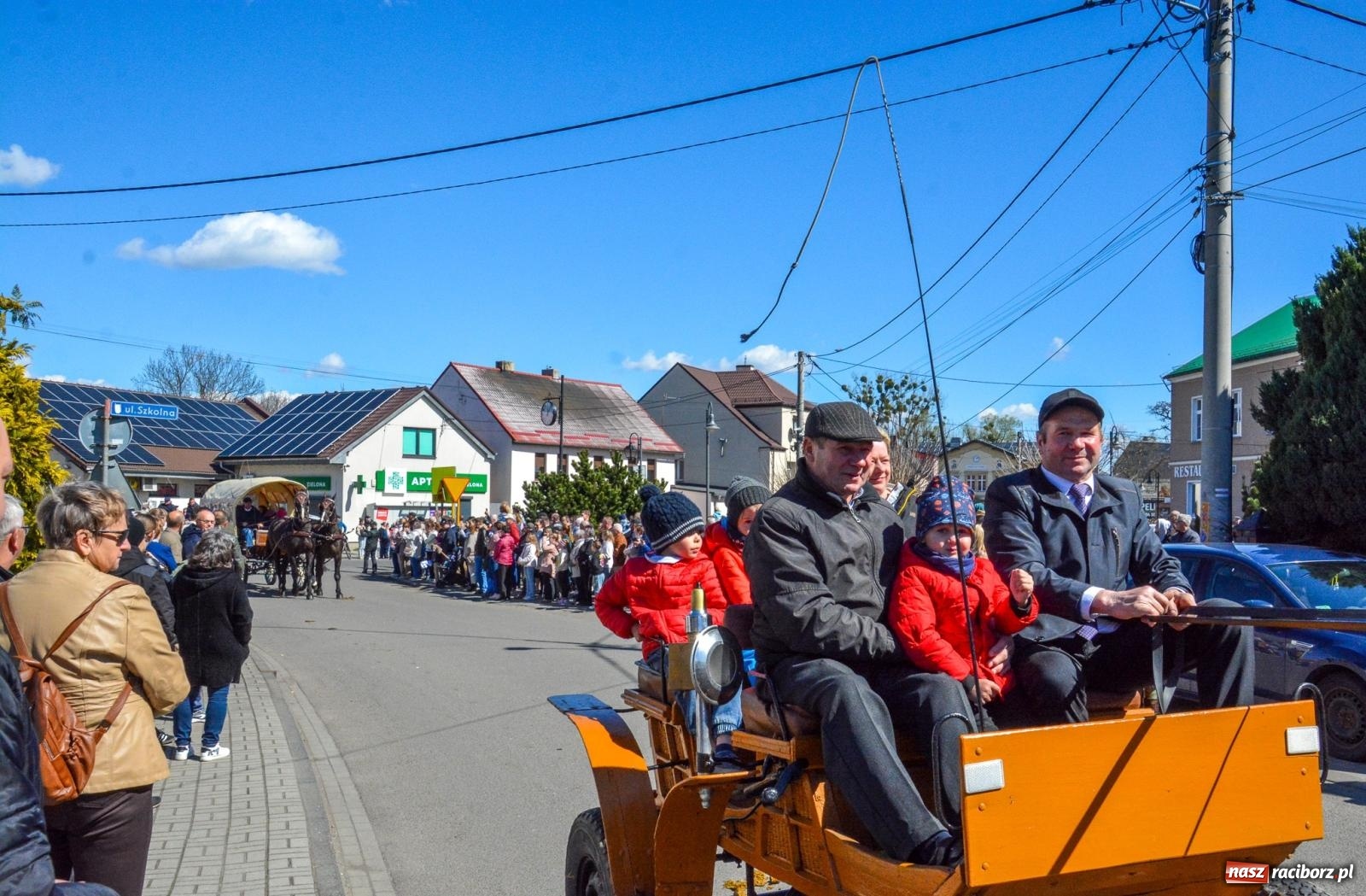 Zdjęcie w galerii na portalu naszraciborz.pl: Pietrowice Wielkie: 101 koni, policjanci w siodle i husaria - wielkanocna tradycja procesji błagalnej [FOTO i WIDEO] wiadomości z regionu