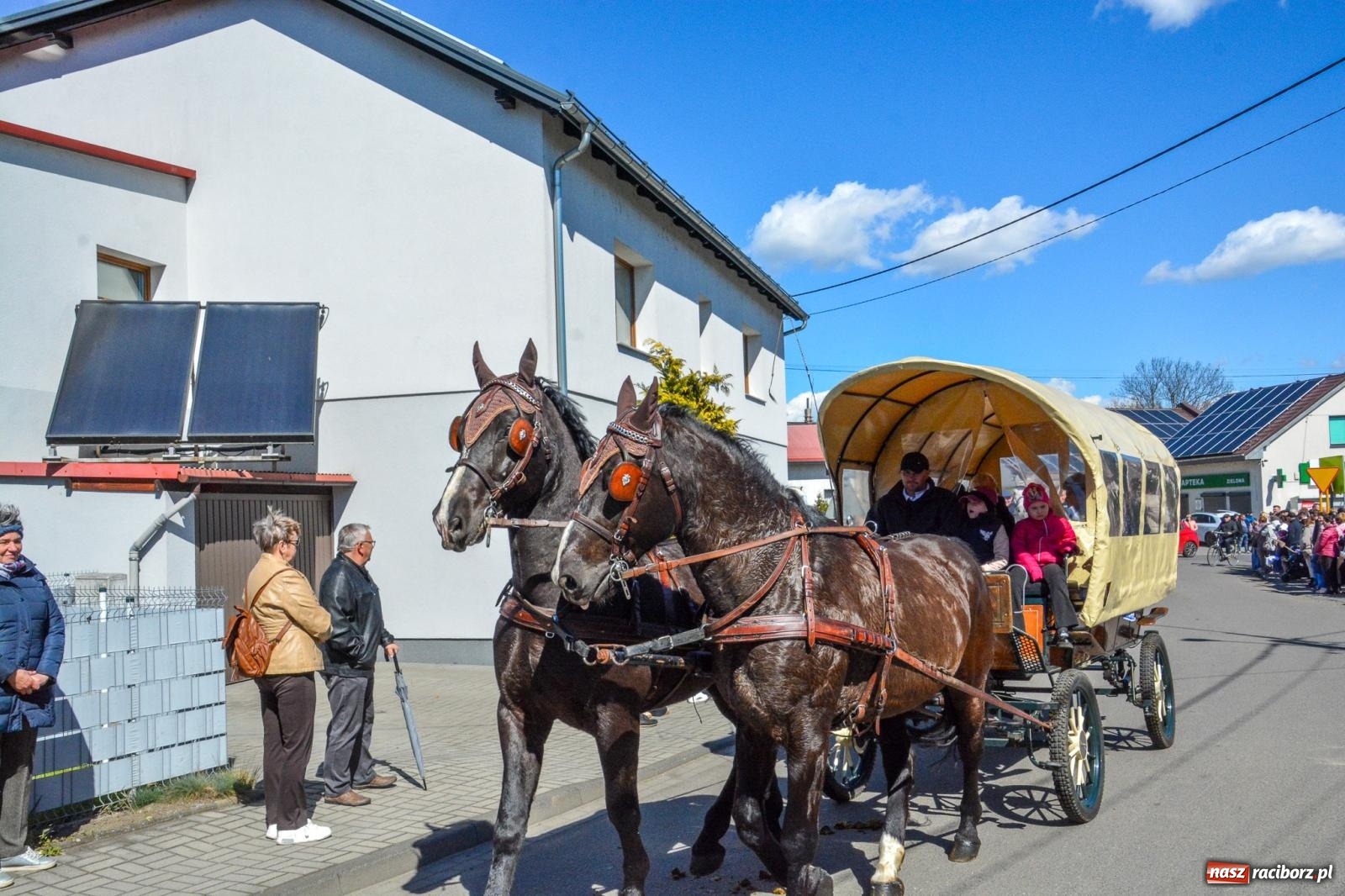 Zdjęcie w galerii na portalu naszraciborz.pl: Pietrowice Wielkie: 101 koni, policjanci w siodle i husaria - wielkanocna tradycja procesji błagalnej [FOTO i WIDEO] wiadomości z regionu