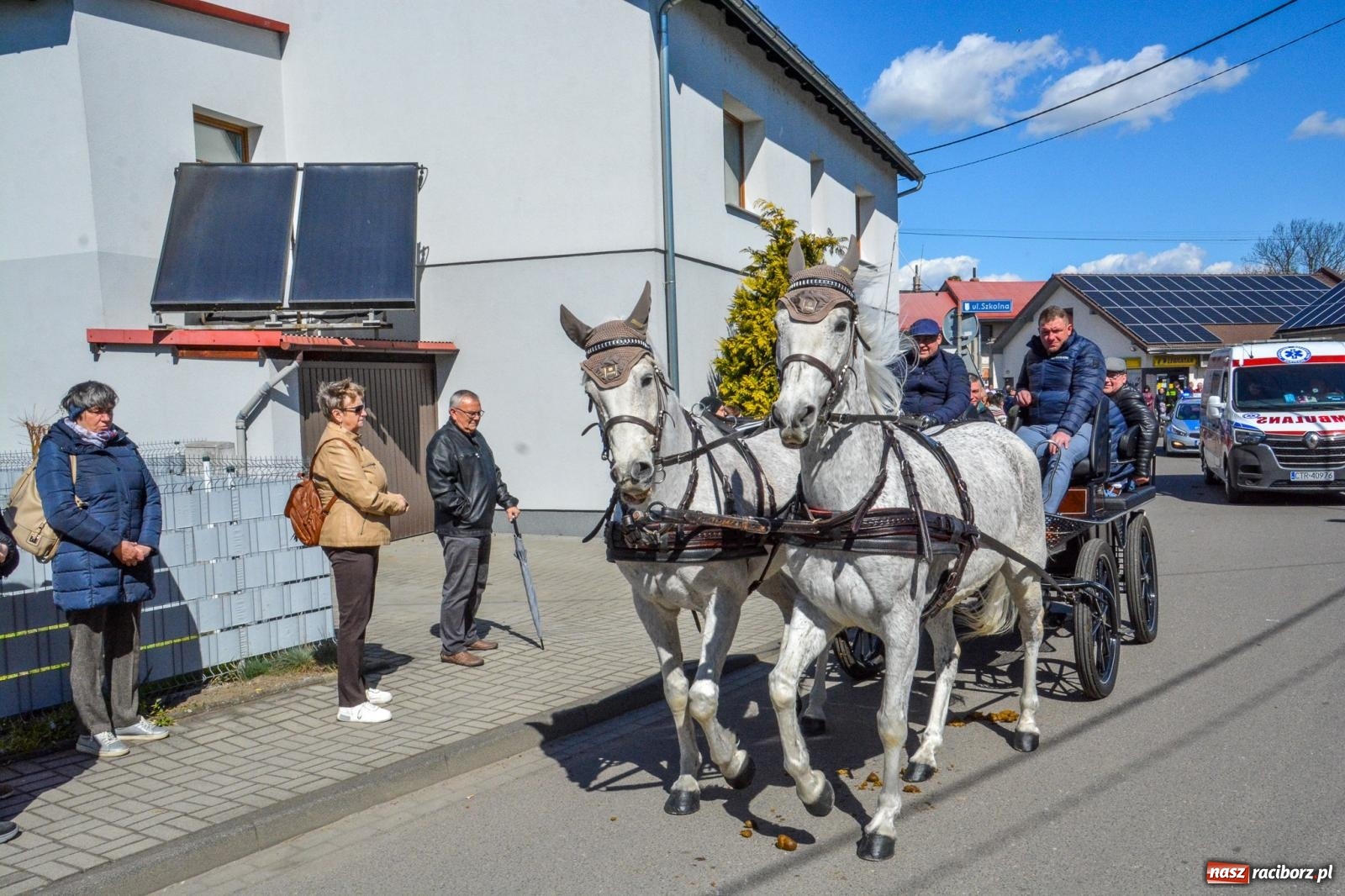 Zdjęcie w galerii na portalu naszraciborz.pl: Pietrowice Wielkie: 101 koni, policjanci w siodle i husaria - wielkanocna tradycja procesji błagalnej [FOTO i WIDEO] wiadomości z regionu