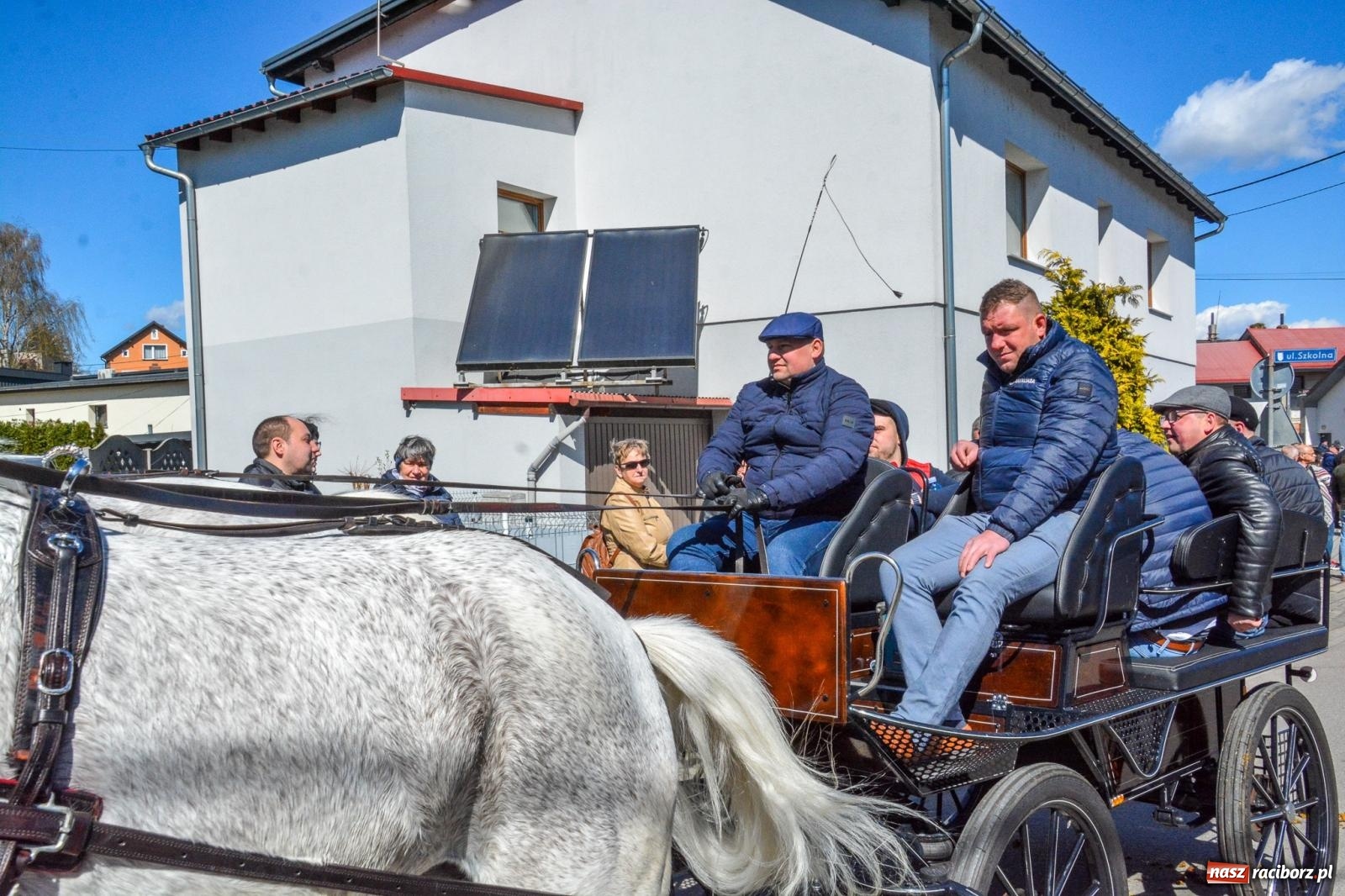 Zdjęcie w galerii na portalu naszraciborz.pl: Pietrowice Wielkie: 101 koni, policjanci w siodle i husaria - wielkanocna tradycja procesji błagalnej [FOTO i WIDEO] wiadomości z regionu