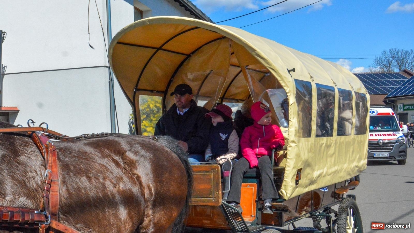 Zdjęcie w galerii na portalu naszraciborz.pl: Pietrowice Wielkie: 101 koni, policjanci w siodle i husaria - wielkanocna tradycja procesji błagalnej [FOTO i WIDEO] wiadomości z regionu