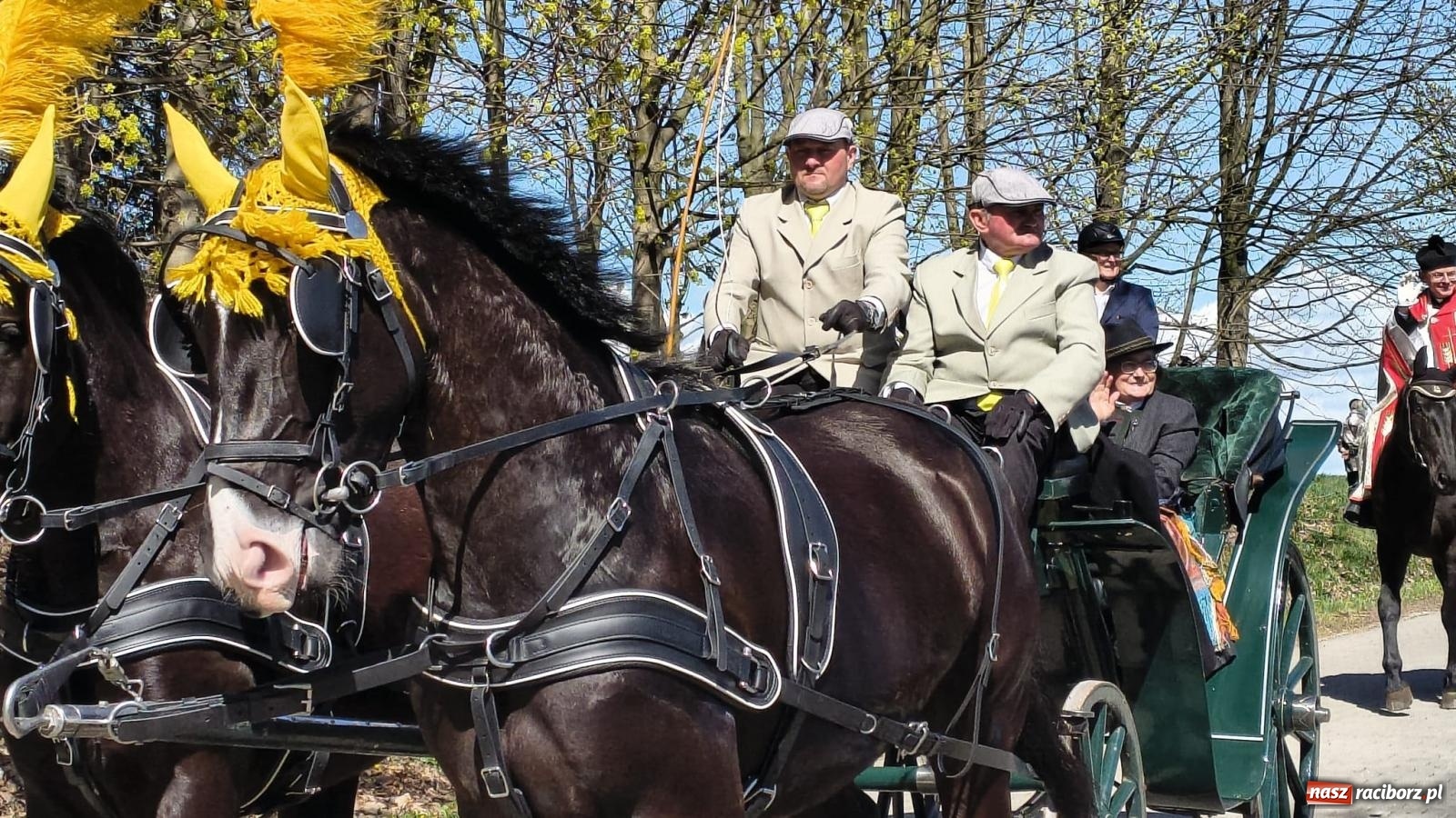 Zdjęcie w galerii na portalu naszraciborz.pl: Pietrowice Wielkie: 101 koni, policjanci w siodle i husaria - wielkanocna tradycja procesji błagalnej [FOTO i WIDEO] wiadomości z regionu