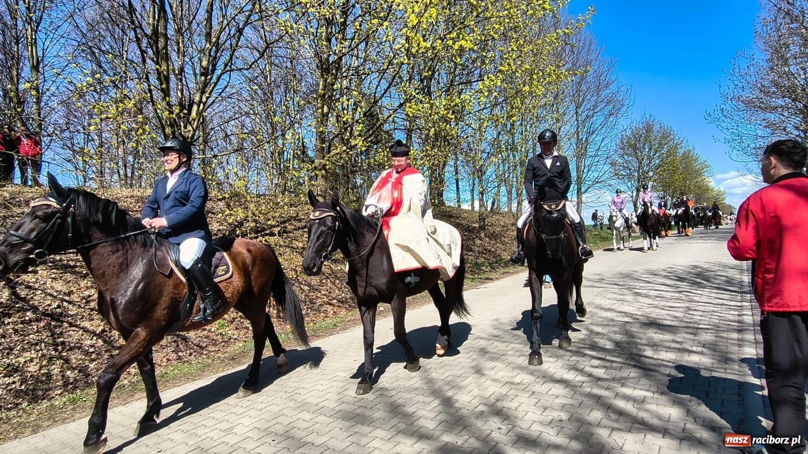 Zdjęcie w galerii na portalu naszraciborz.pl: Pietrowice Wielkie: 101 koni, policjanci w siodle i husaria - wielkanocna tradycja procesji błagalnej [FOTO i WIDEO] wiadomości z regionu