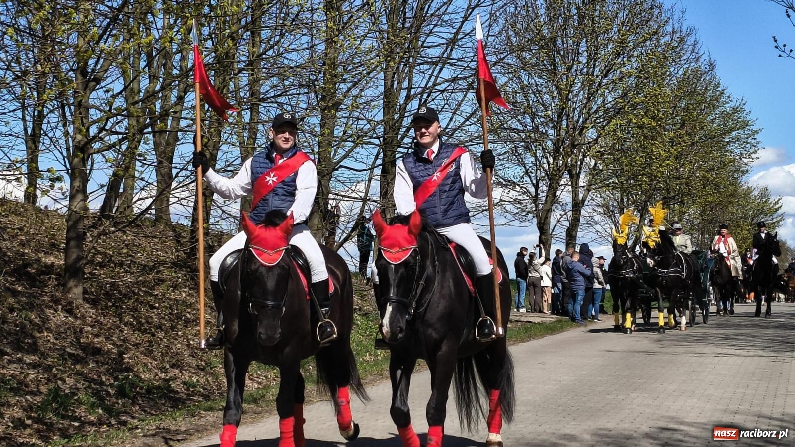 Zdjęcie w galerii na portalu naszraciborz.pl: Pietrowice Wielkie: 101 koni, policjanci w siodle i husaria - wielkanocna tradycja procesji błagalnej [FOTO i WIDEO] wiadomości z regionu