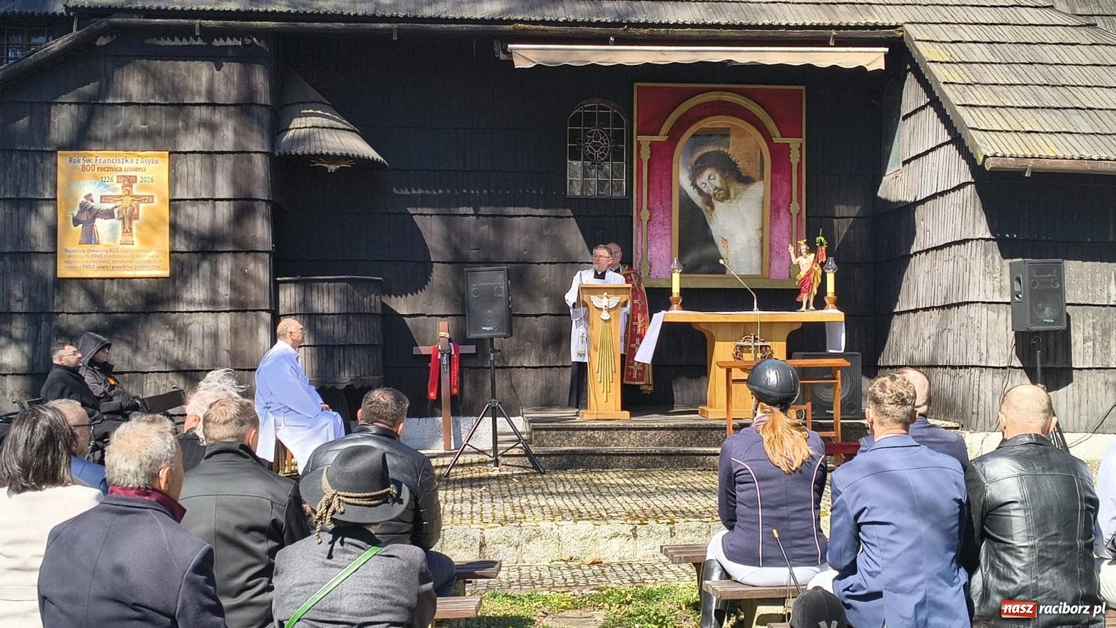 Zdjęcie w galerii na portalu naszraciborz.pl: Pietrowice Wielkie: 101 koni, policjanci w siodle i husaria - wielkanocna tradycja procesji błagalnej [FOTO i WIDEO] wiadomości z regionu