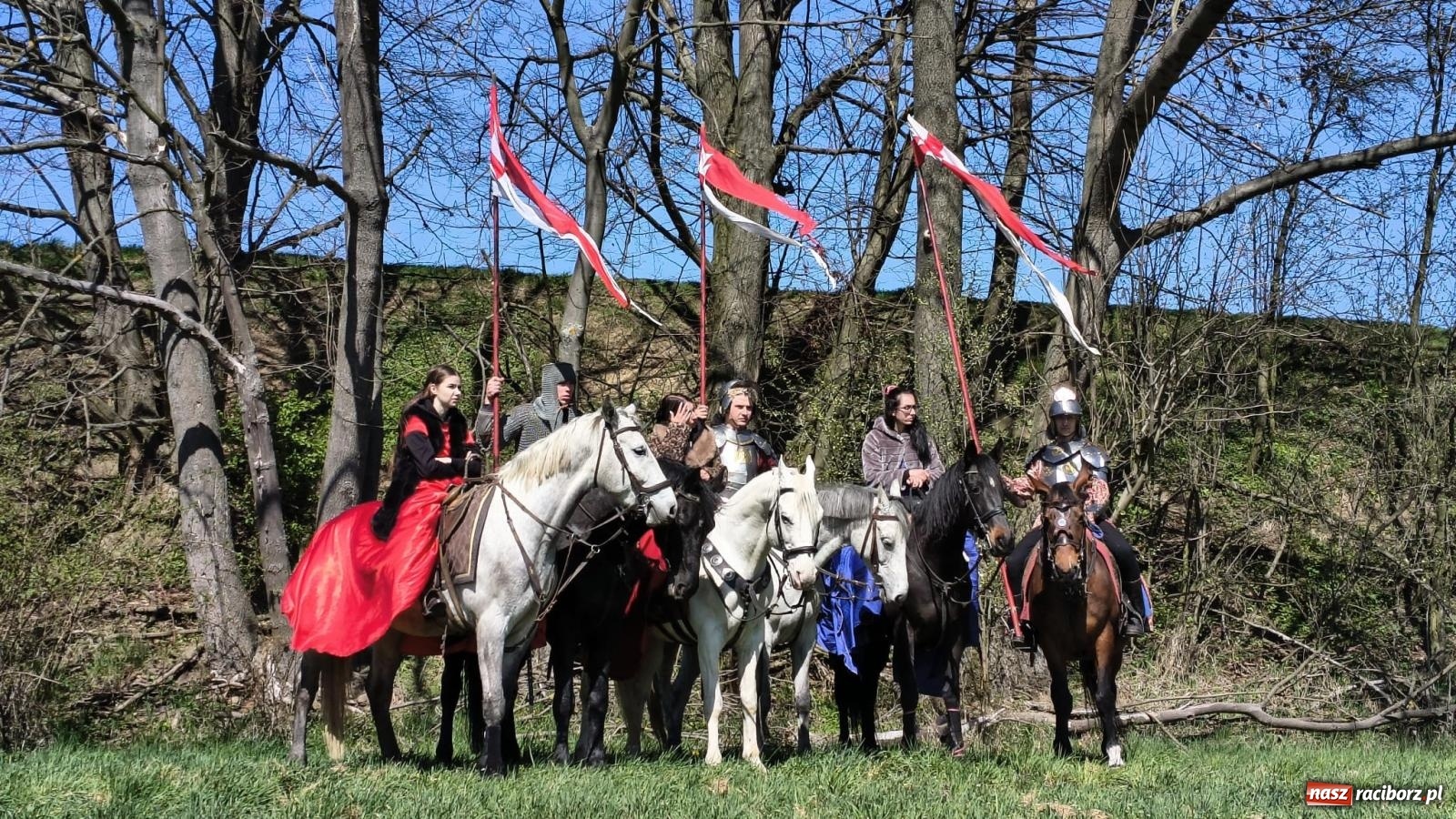 Zdjęcie w galerii na portalu naszraciborz.pl: Pietrowice Wielkie: 101 koni, policjanci w siodle i husaria - wielkanocna tradycja procesji błagalnej [FOTO i WIDEO] wiadomości z regionu