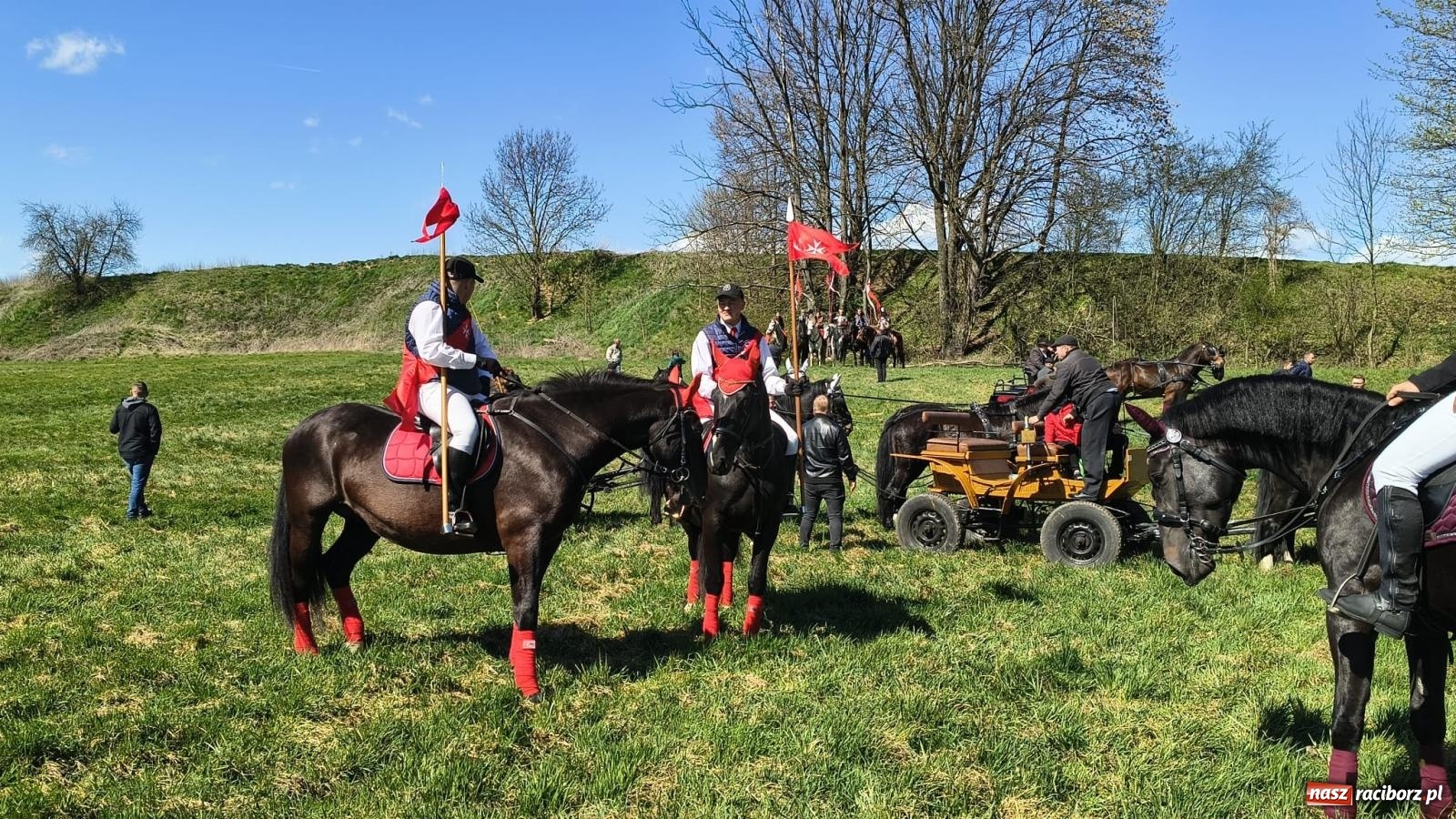 Zdjęcie w galerii na portalu naszraciborz.pl: Pietrowice Wielkie: 101 koni, policjanci w siodle i husaria - wielkanocna tradycja procesji błagalnej [FOTO i WIDEO] wiadomości z regionu