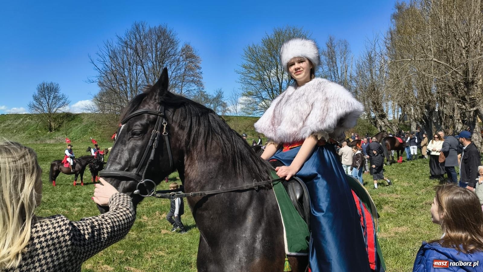 Zdjęcie w galerii na portalu naszraciborz.pl: Pietrowice Wielkie: 101 koni, policjanci w siodle i husaria - wielkanocna tradycja procesji błagalnej [FOTO i WIDEO] wiadomości z regionu