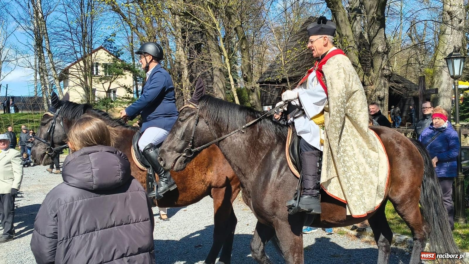 Zdjęcie w galerii na portalu naszraciborz.pl: Pietrowice Wielkie: 101 koni, policjanci w siodle i husaria - wielkanocna tradycja procesji błagalnej [FOTO i WIDEO] wiadomości z regionu