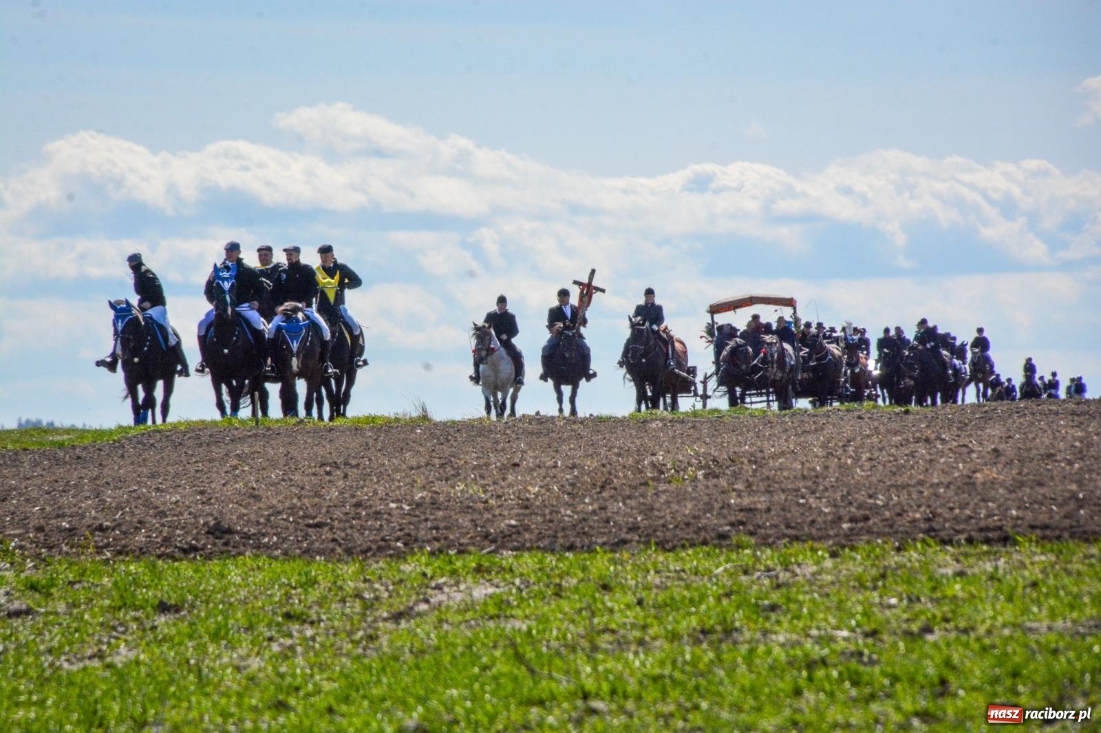 Zdjęcie w galerii na portalu naszraciborz.pl: Bieńkowice: średniowieczna tradycja wciąż żywa - ponad sto koni w procesji [FOTO i WIDEO] wiadomości z regionu