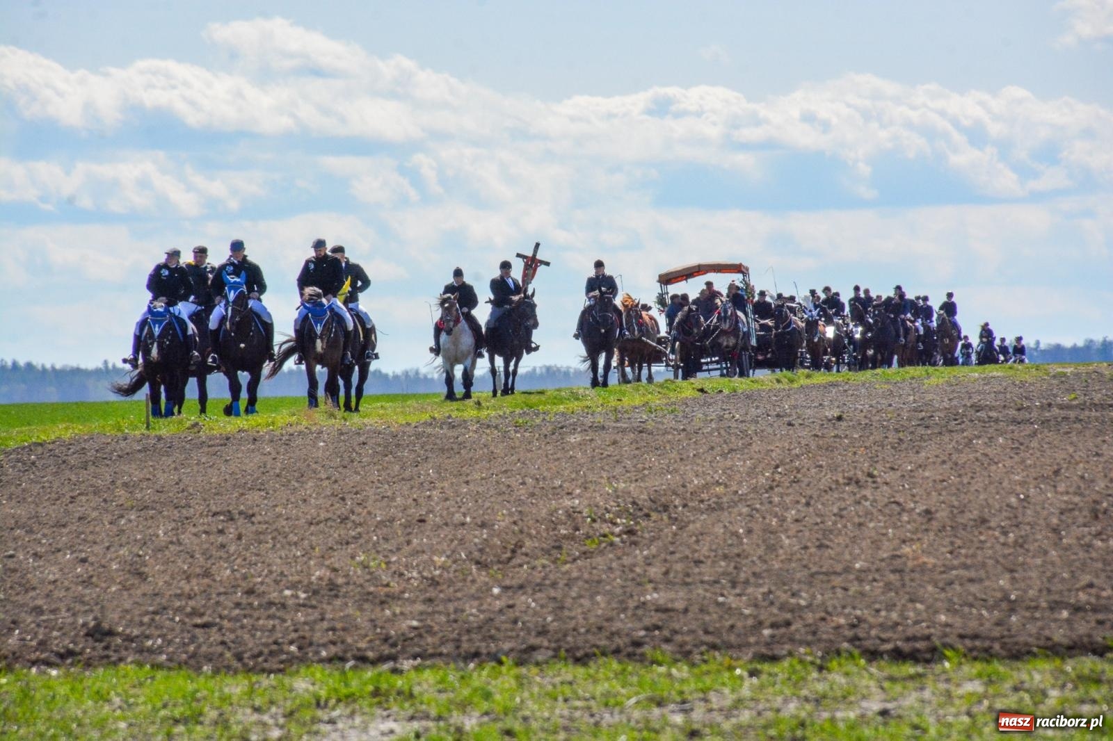 Zdjęcie w galerii na portalu naszraciborz.pl: Bieńkowice: średniowieczna tradycja wciąż żywa - ponad sto koni w procesji [FOTO i WIDEO] wiadomości z regionu