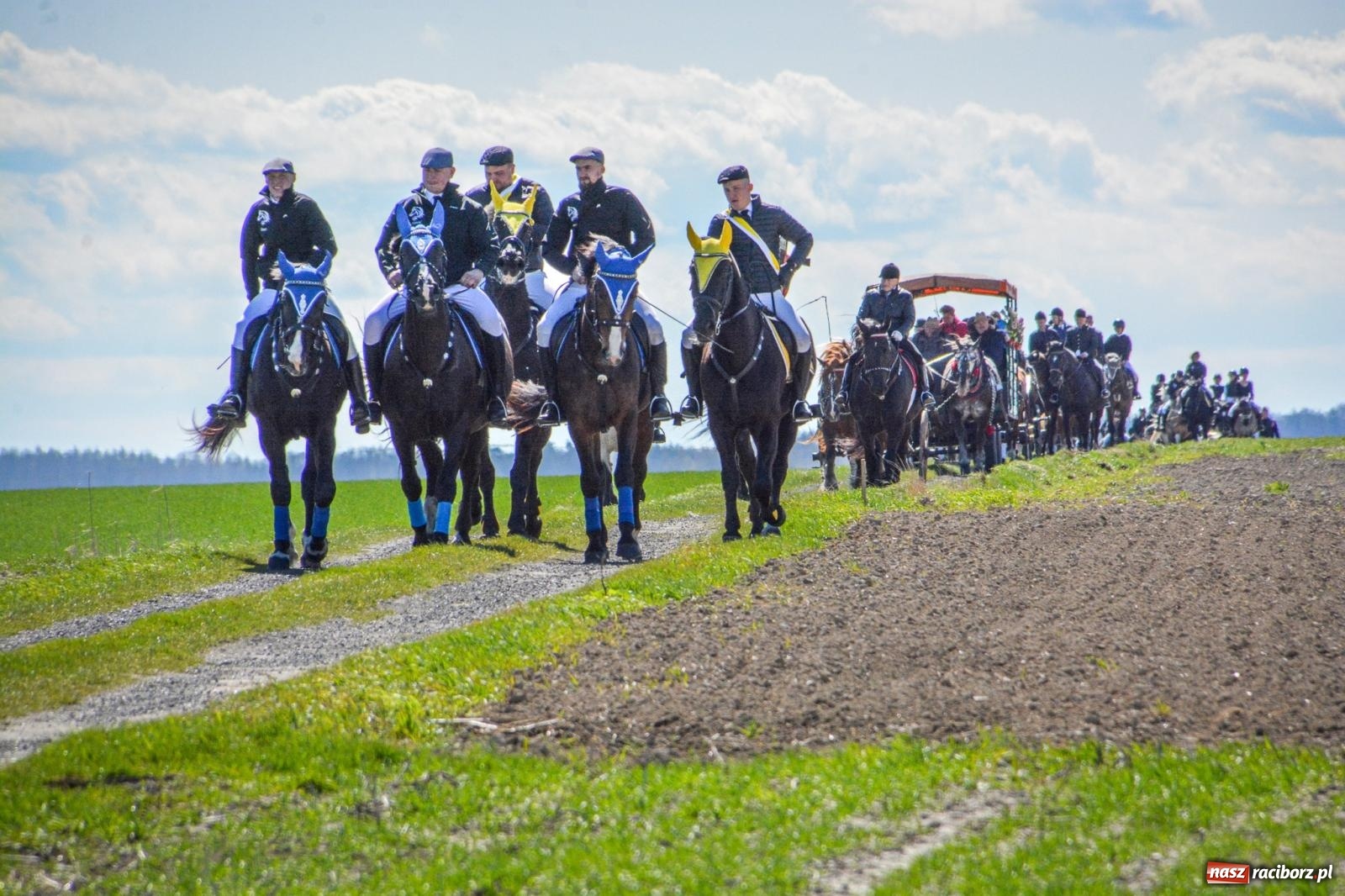 Zdjęcie w galerii na portalu naszraciborz.pl: Bieńkowice: średniowieczna tradycja wciąż żywa - ponad sto koni w procesji [FOTO i WIDEO] wiadomości z regionu