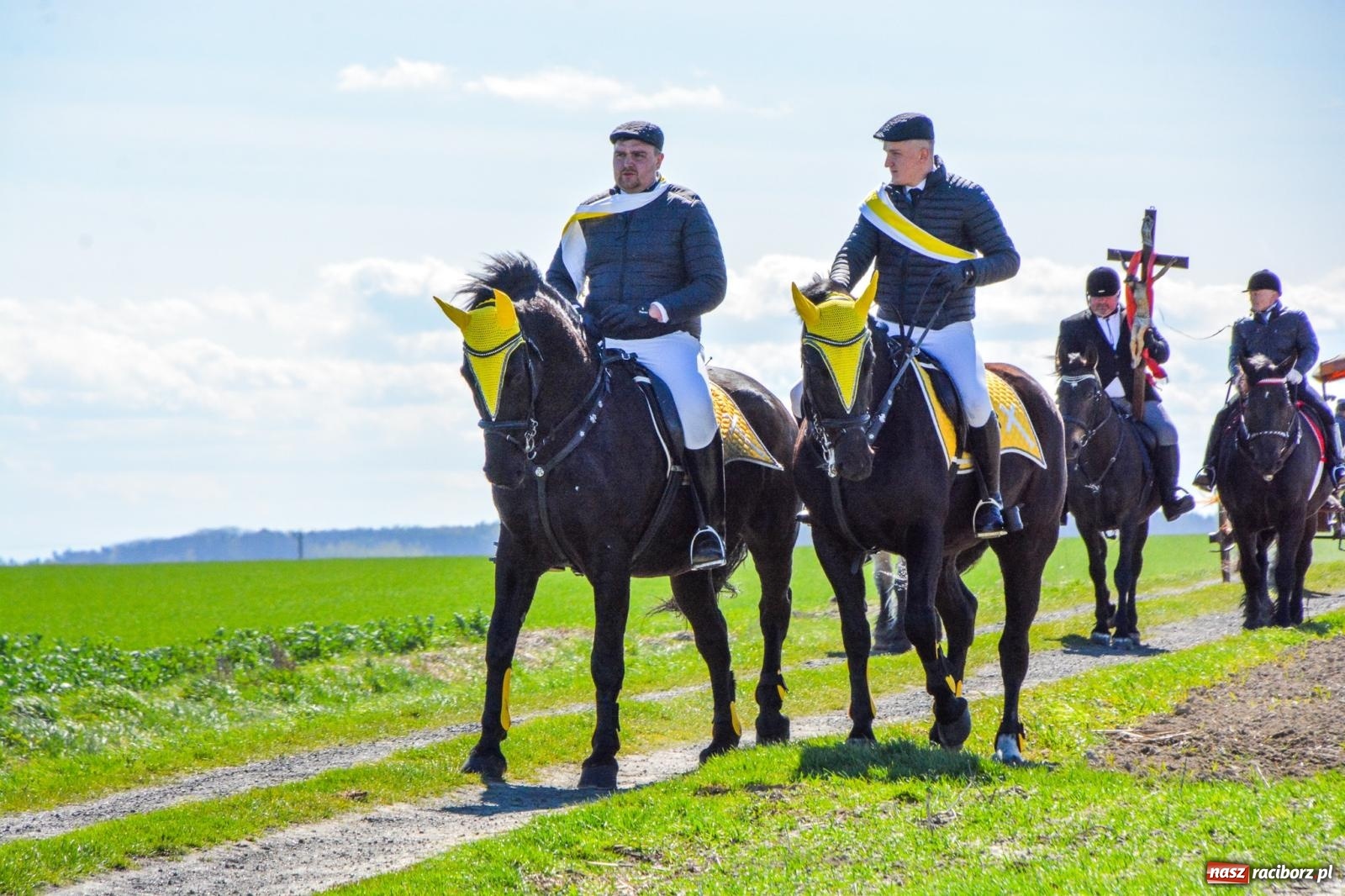 Zdjęcie w galerii na portalu naszraciborz.pl: Bieńkowice: średniowieczna tradycja wciąż żywa - ponad sto koni w procesji [FOTO i WIDEO] wiadomości z regionu