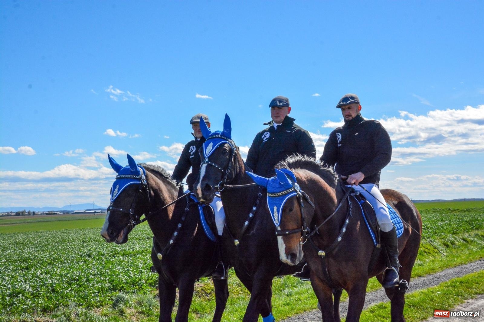 Zdjęcie w galerii na portalu naszraciborz.pl: Bieńkowice: średniowieczna tradycja wciąż żywa - ponad sto koni w procesji [FOTO i WIDEO] wiadomości z regionu