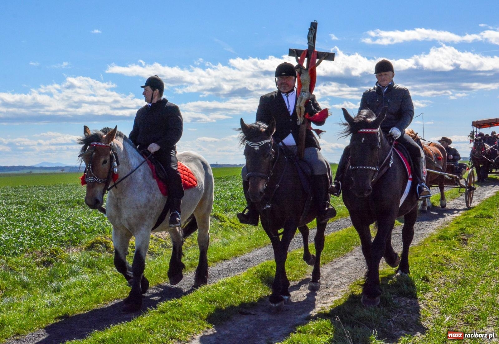 Zdjęcie w galerii na portalu naszraciborz.pl: Bieńkowice: średniowieczna tradycja wciąż żywa - ponad sto koni w procesji [FOTO i WIDEO] wiadomości z regionu