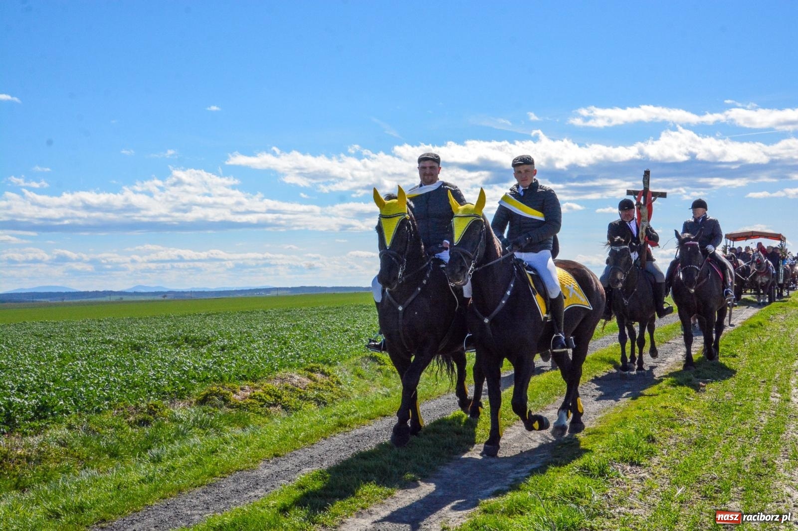 Zdjęcie w galerii na portalu naszraciborz.pl: Bieńkowice: średniowieczna tradycja wciąż żywa - ponad sto koni w procesji [FOTO i WIDEO] wiadomości z regionu