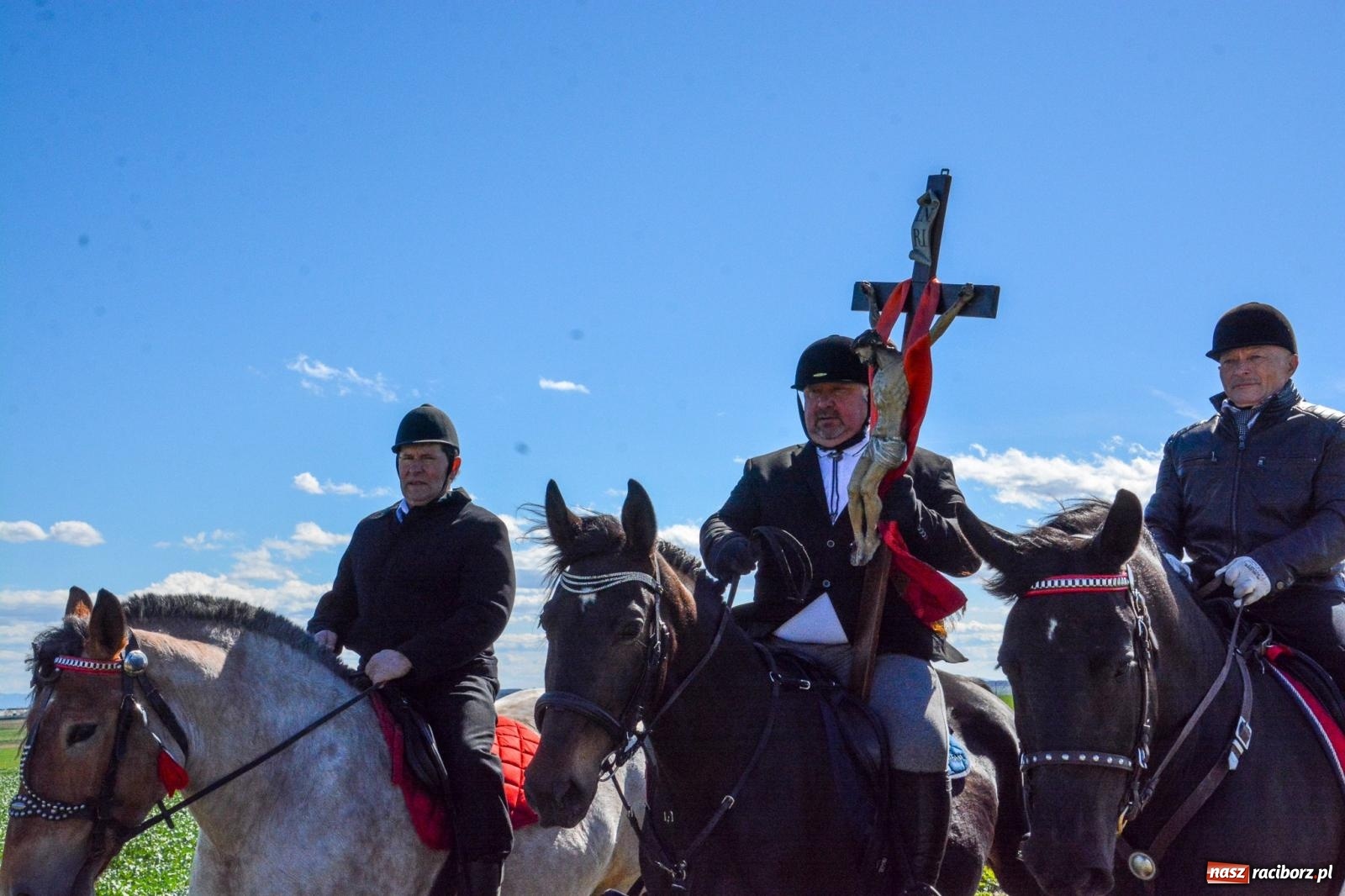 Zdjęcie w galerii na portalu naszraciborz.pl: Bieńkowice: średniowieczna tradycja wciąż żywa - ponad sto koni w procesji [FOTO i WIDEO] wiadomości z regionu