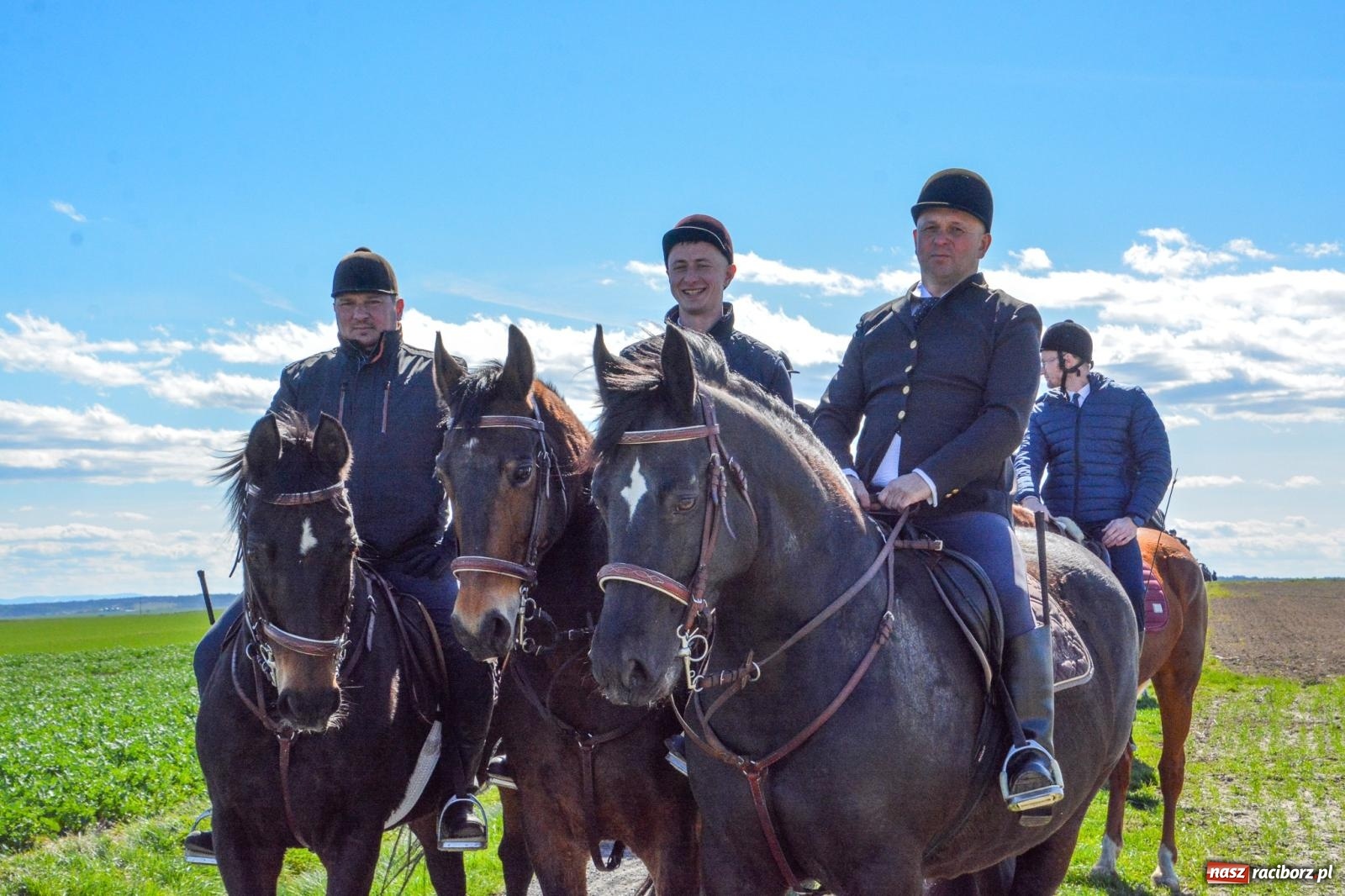 Zdjęcie w galerii na portalu naszraciborz.pl: Bieńkowice: średniowieczna tradycja wciąż żywa - ponad sto koni w procesji [FOTO i WIDEO] wiadomości z regionu