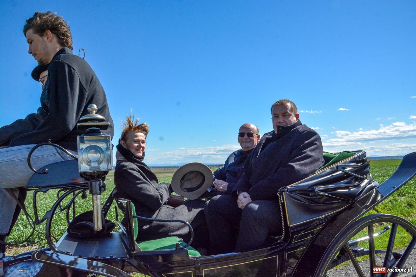 Zdjęcie w galerii na portalu naszraciborz.pl: Bieńkowice: średniowieczna tradycja wciąż żywa - ponad sto koni w procesji [FOTO i WIDEO] wiadomości z regionu
