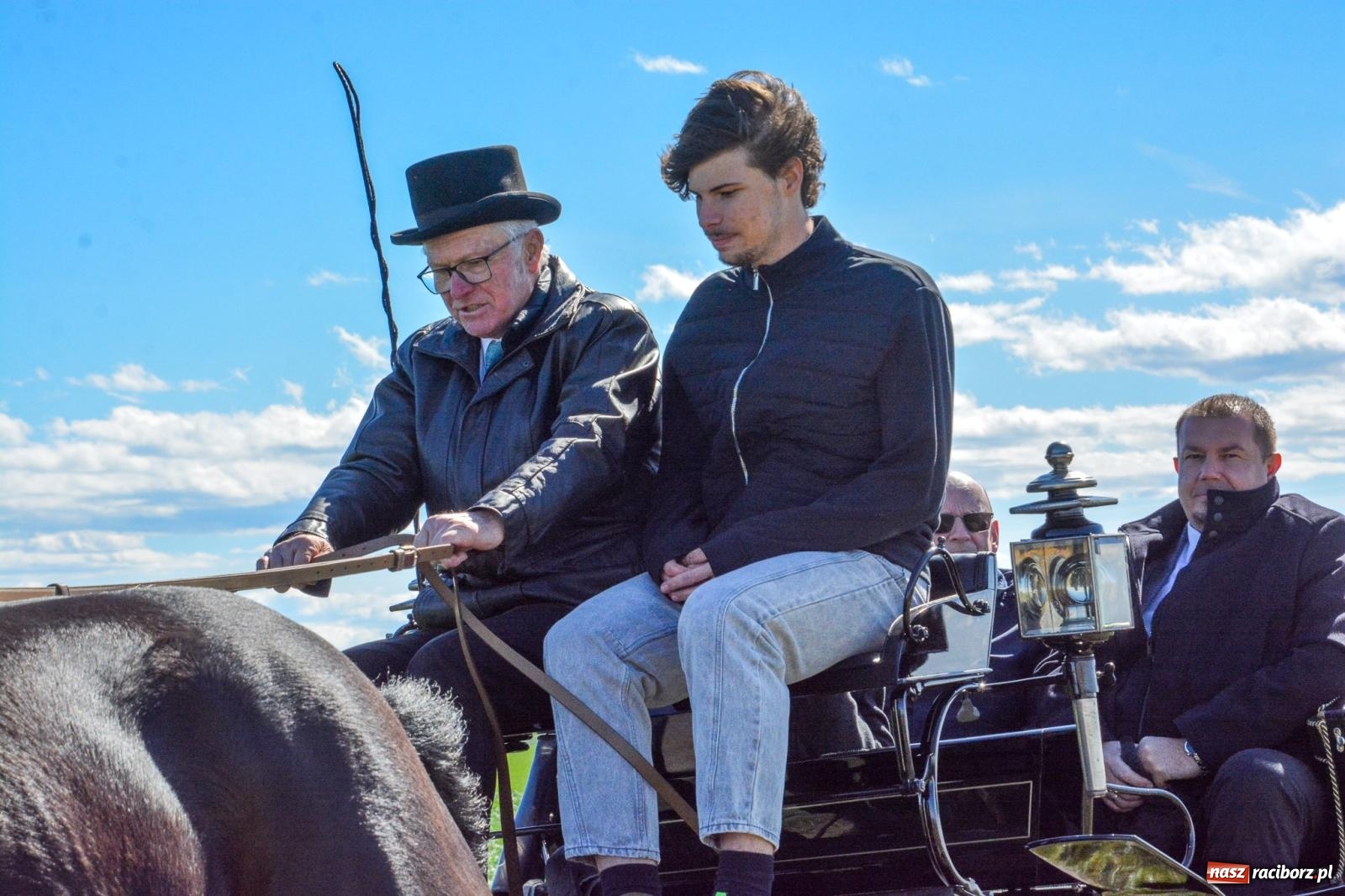 Zdjęcie w galerii na portalu naszraciborz.pl: Bieńkowice: średniowieczna tradycja wciąż żywa - ponad sto koni w procesji [FOTO i WIDEO] wiadomości z regionu