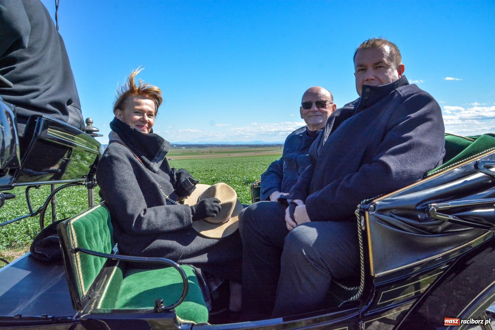 Zdjęcie w galerii na portalu naszraciborz.pl: Bieńkowice: średniowieczna tradycja wciąż żywa - ponad sto koni w procesji [FOTO i WIDEO] wiadomości z regionu
