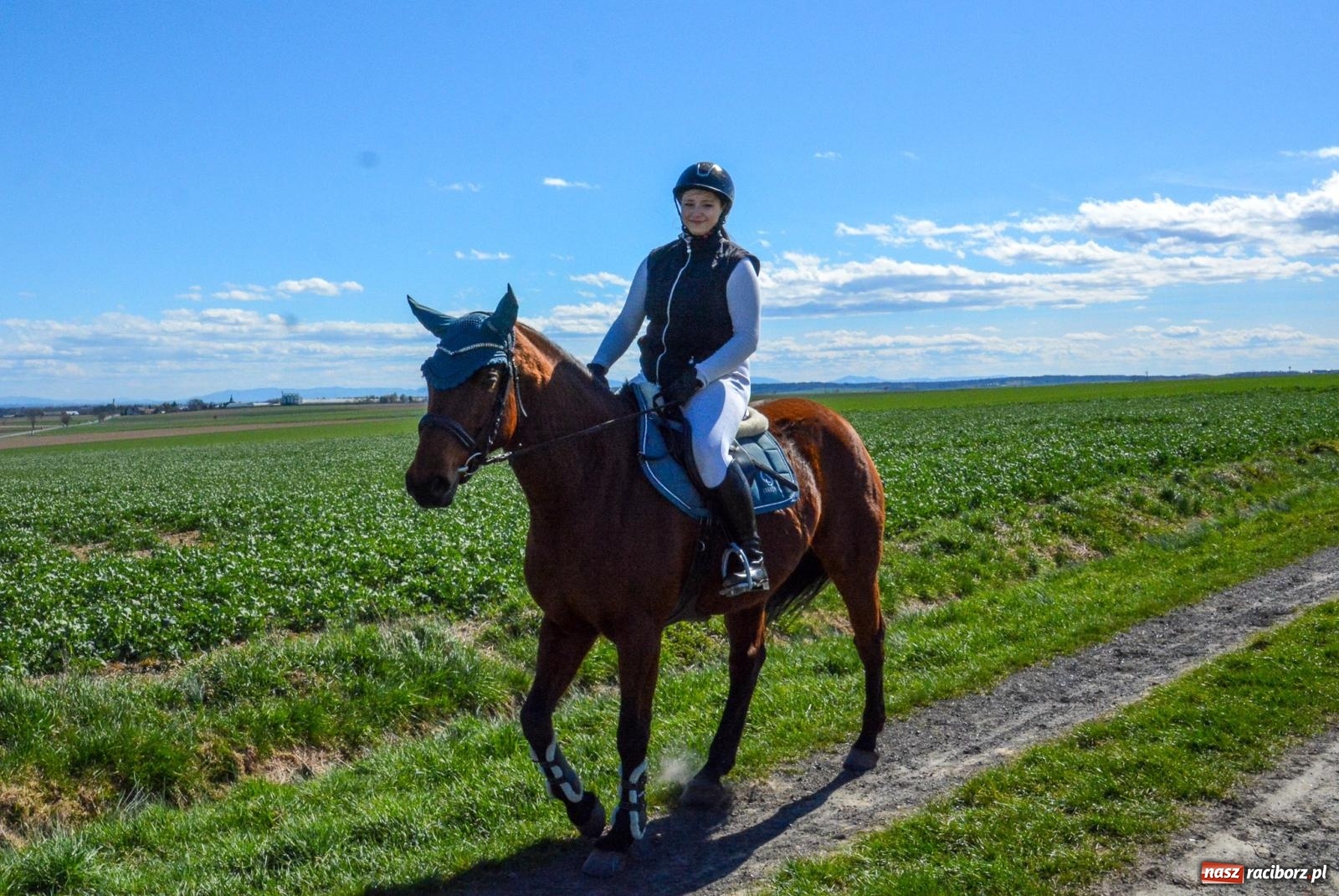 Zdjęcie w galerii na portalu naszraciborz.pl: Bieńkowice: średniowieczna tradycja wciąż żywa - ponad sto koni w procesji [FOTO i WIDEO] wiadomości z regionu