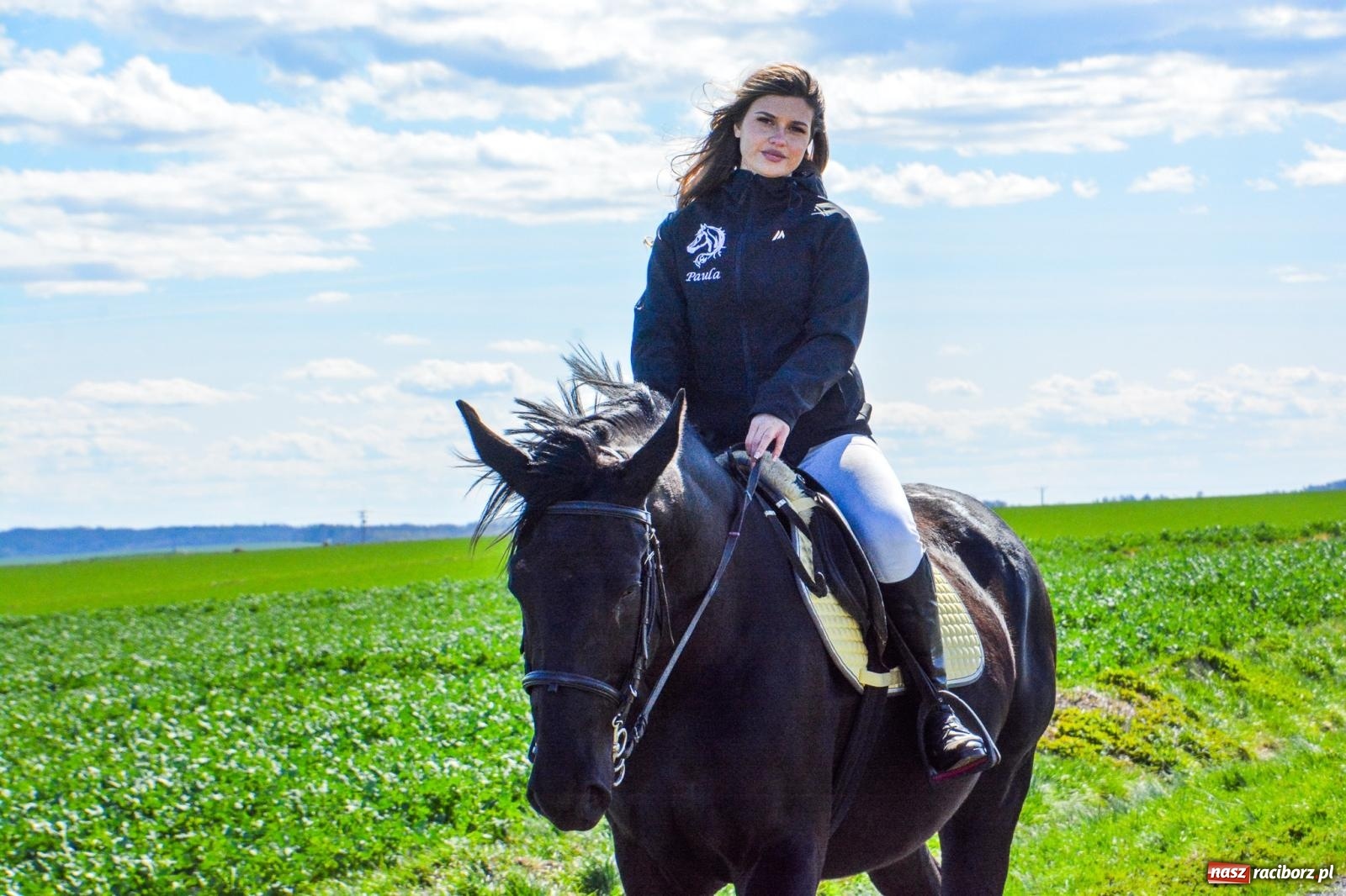 Zdjęcie w galerii na portalu naszraciborz.pl: Bieńkowice: średniowieczna tradycja wciąż żywa - ponad sto koni w procesji [FOTO i WIDEO] wiadomości z regionu