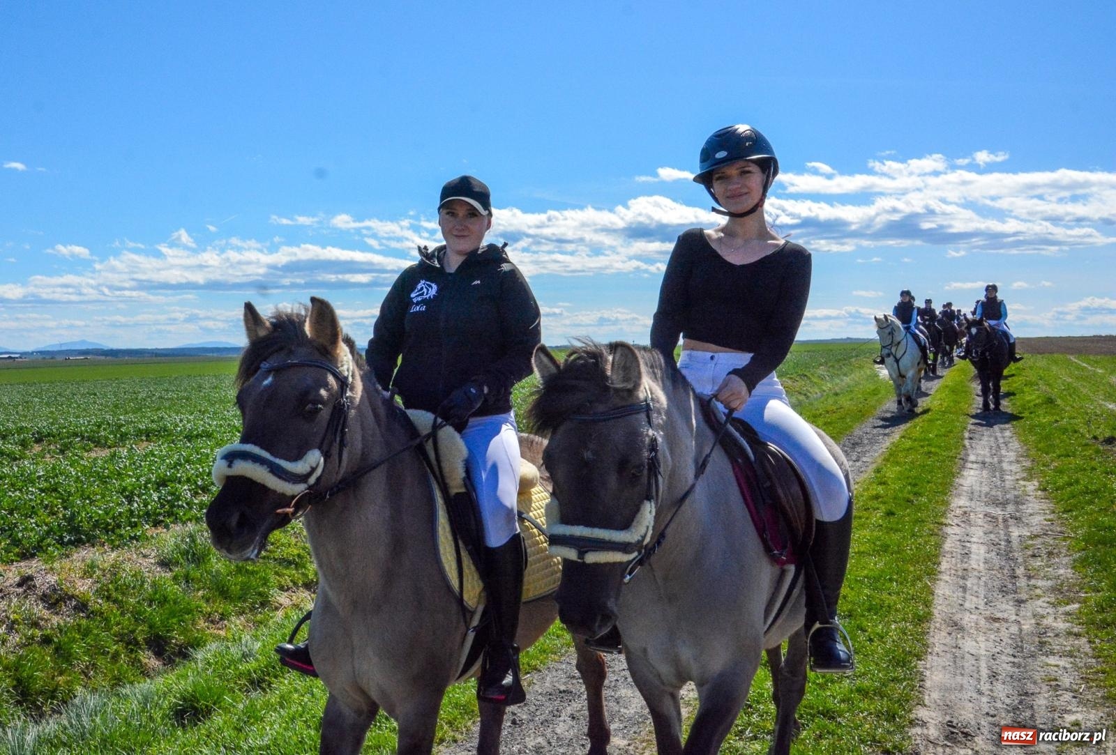 Zdjęcie w galerii na portalu naszraciborz.pl: Bieńkowice: średniowieczna tradycja wciąż żywa - ponad sto koni w procesji [FOTO i WIDEO] wiadomości z regionu