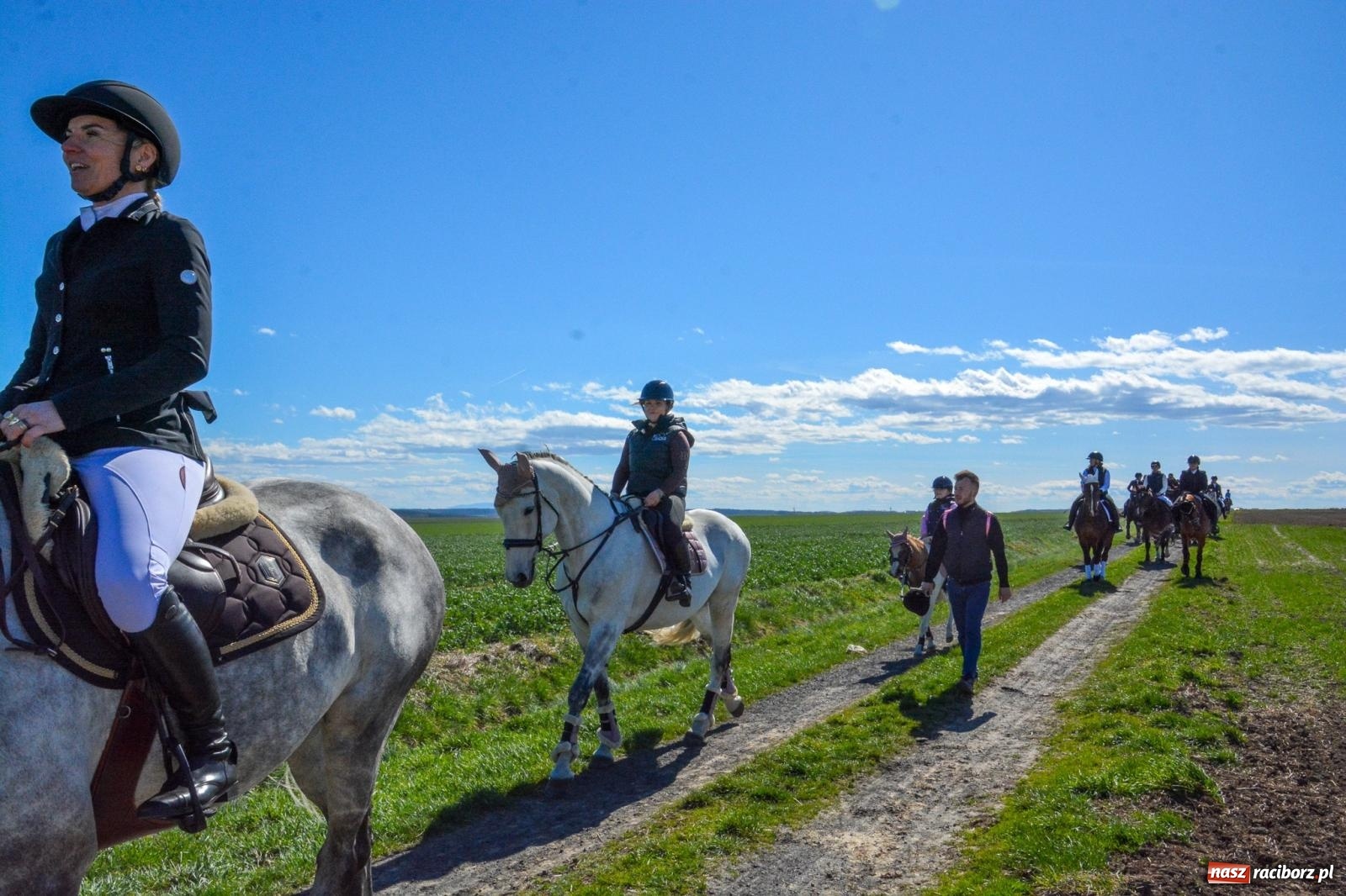Zdjęcie w galerii na portalu naszraciborz.pl: Bieńkowice: średniowieczna tradycja wciąż żywa - ponad sto koni w procesji [FOTO i WIDEO] wiadomości z regionu