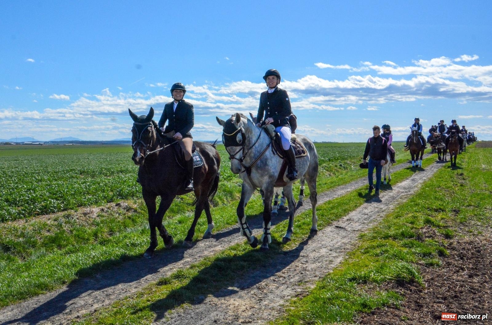 Zdjęcie w galerii na portalu naszraciborz.pl: Bieńkowice: średniowieczna tradycja wciąż żywa - ponad sto koni w procesji [FOTO i WIDEO] wiadomości z regionu