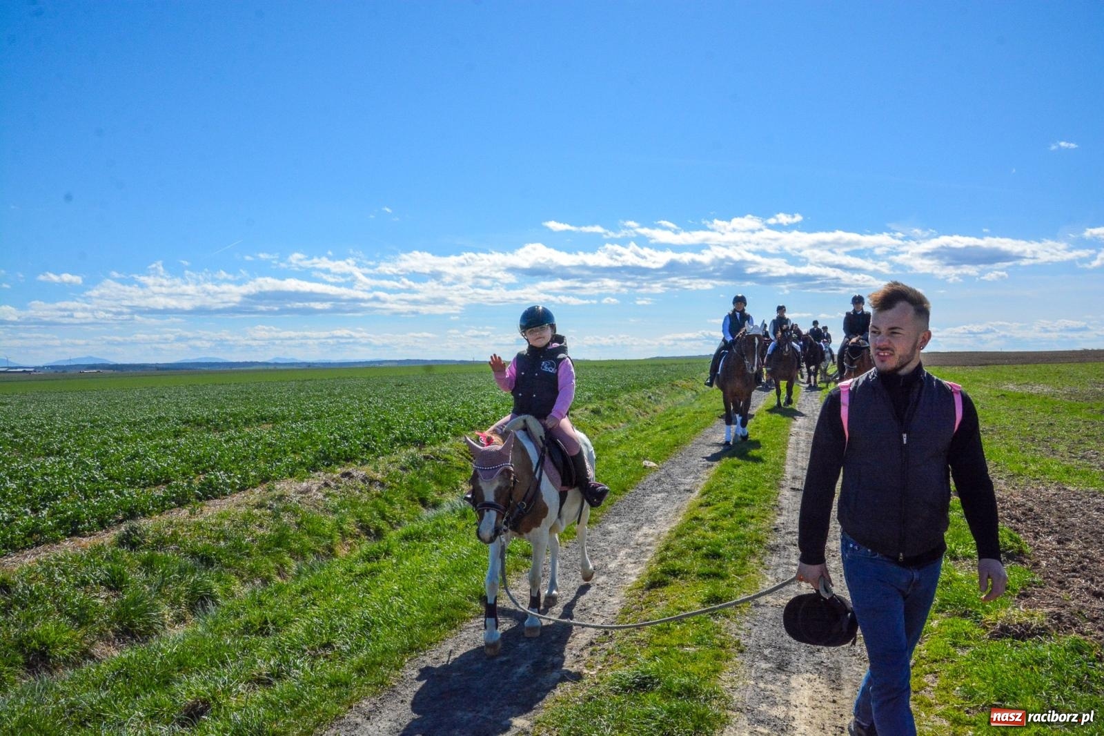 Zdjęcie w galerii na portalu naszraciborz.pl: Bieńkowice: średniowieczna tradycja wciąż żywa - ponad sto koni w procesji [FOTO i WIDEO] wiadomości z regionu