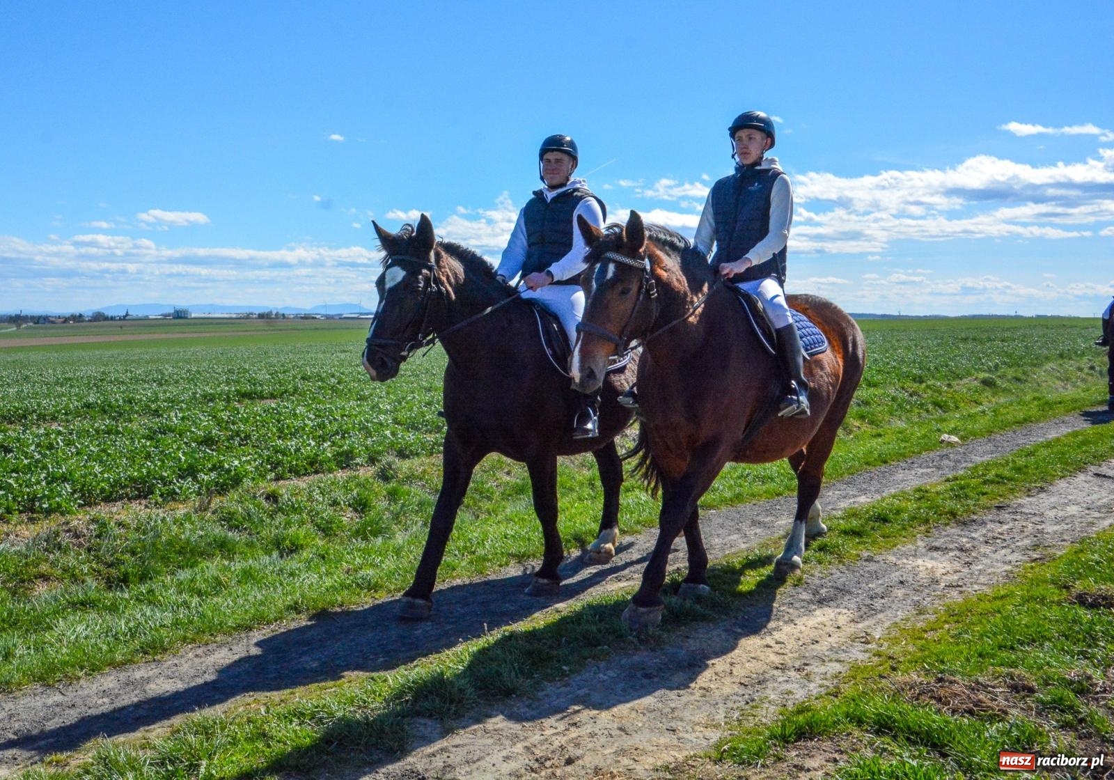 Zdjęcie w galerii na portalu naszraciborz.pl: Bieńkowice: średniowieczna tradycja wciąż żywa - ponad sto koni w procesji [FOTO i WIDEO] wiadomości z regionu