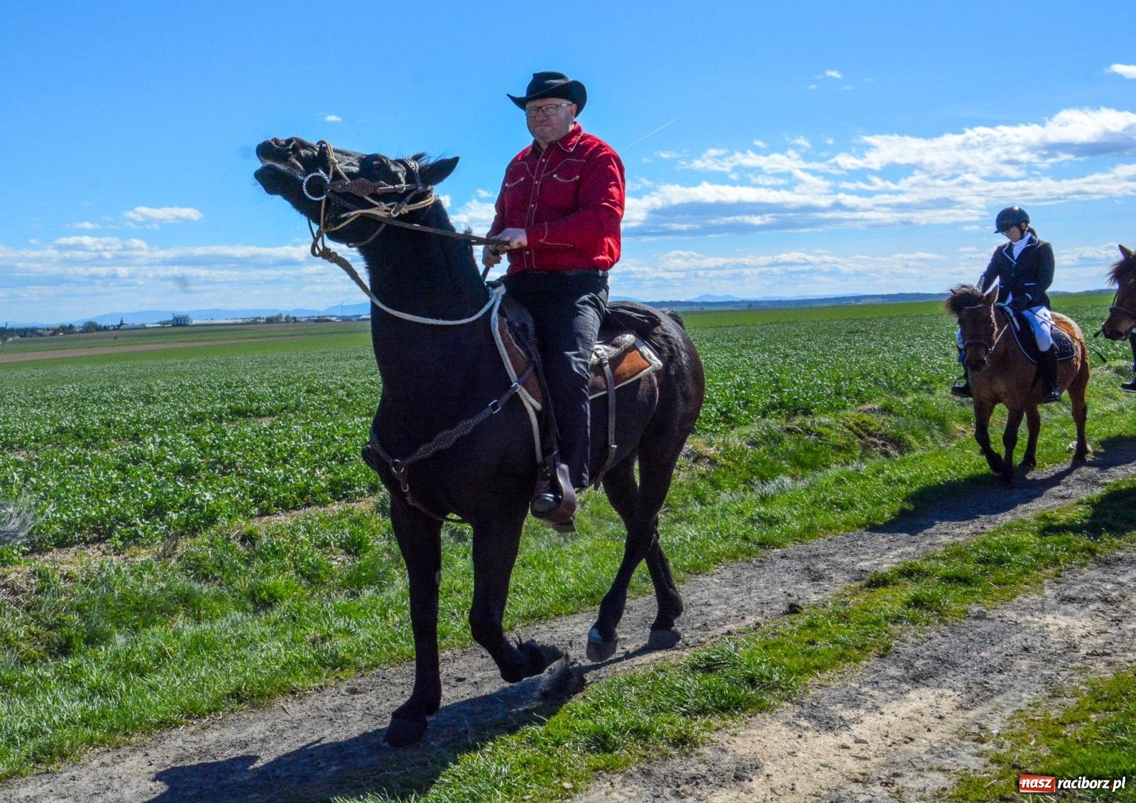 Zdjęcie w galerii na portalu naszraciborz.pl: Bieńkowice: średniowieczna tradycja wciąż żywa - ponad sto koni w procesji [FOTO i WIDEO] wiadomości z regionu