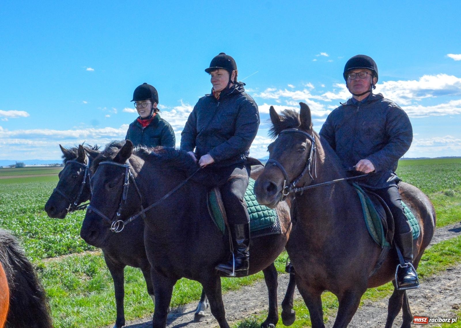 Zdjęcie w galerii na portalu naszraciborz.pl: Bieńkowice: średniowieczna tradycja wciąż żywa - ponad sto koni w procesji [FOTO i WIDEO] wiadomości z regionu