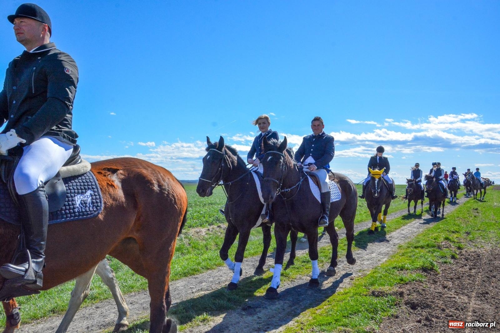 Zdjęcie w galerii na portalu naszraciborz.pl: Bieńkowice: średniowieczna tradycja wciąż żywa - ponad sto koni w procesji [FOTO i WIDEO] wiadomości z regionu