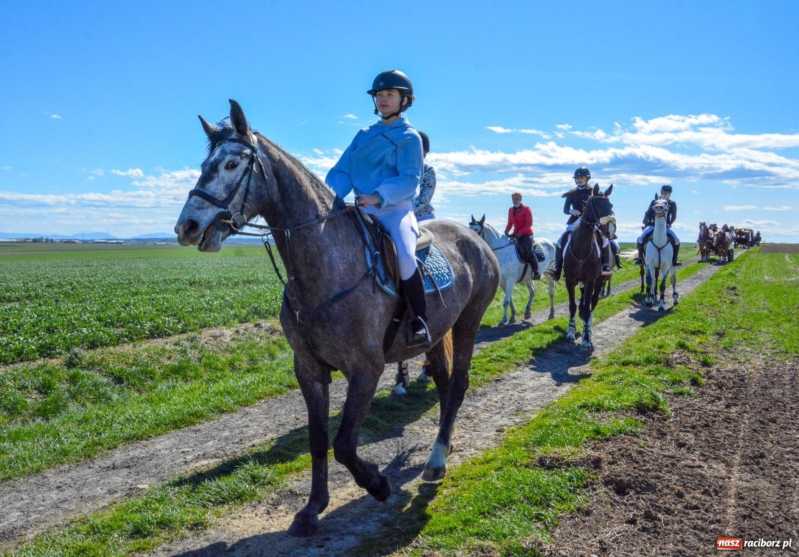 Zdjęcie w galerii na portalu naszraciborz.pl: Bieńkowice: średniowieczna tradycja wciąż żywa - ponad sto koni w procesji [FOTO i WIDEO] wiadomości z regionu