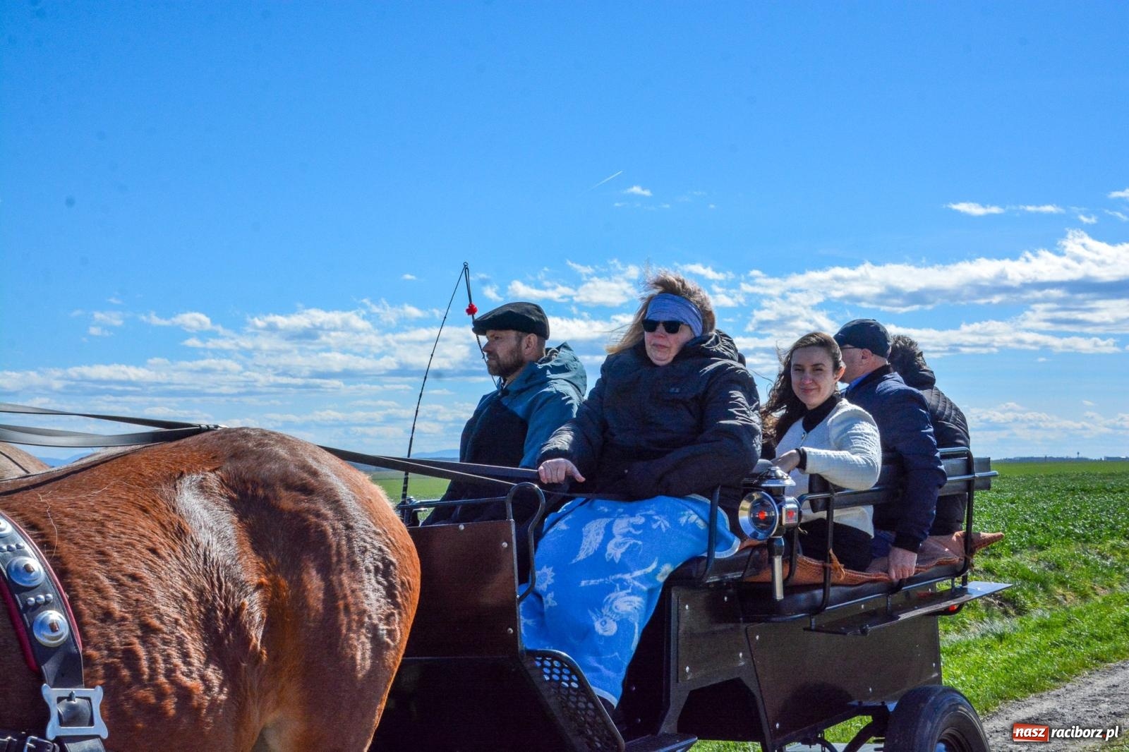 Zdjęcie w galerii na portalu naszraciborz.pl: Bieńkowice: średniowieczna tradycja wciąż żywa - ponad sto koni w procesji [FOTO i WIDEO] wiadomości z regionu