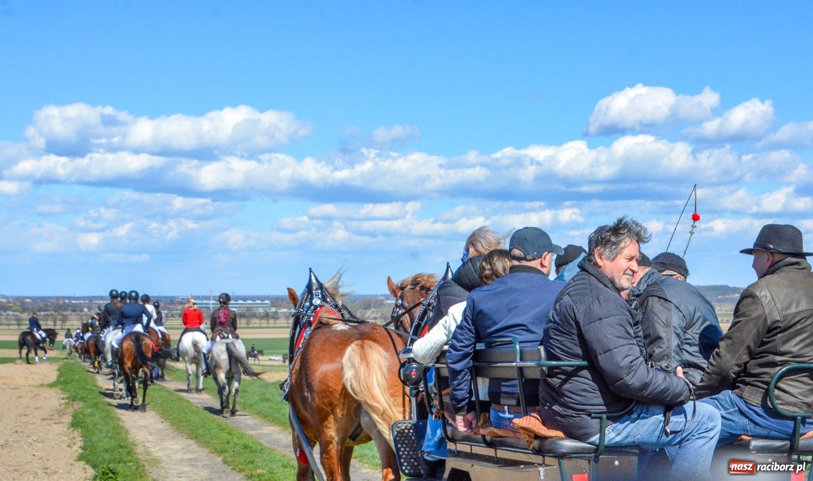 Zdjęcie w galerii na portalu naszraciborz.pl: Bieńkowice: średniowieczna tradycja wciąż żywa - ponad sto koni w procesji [FOTO i WIDEO] wiadomości z regionu