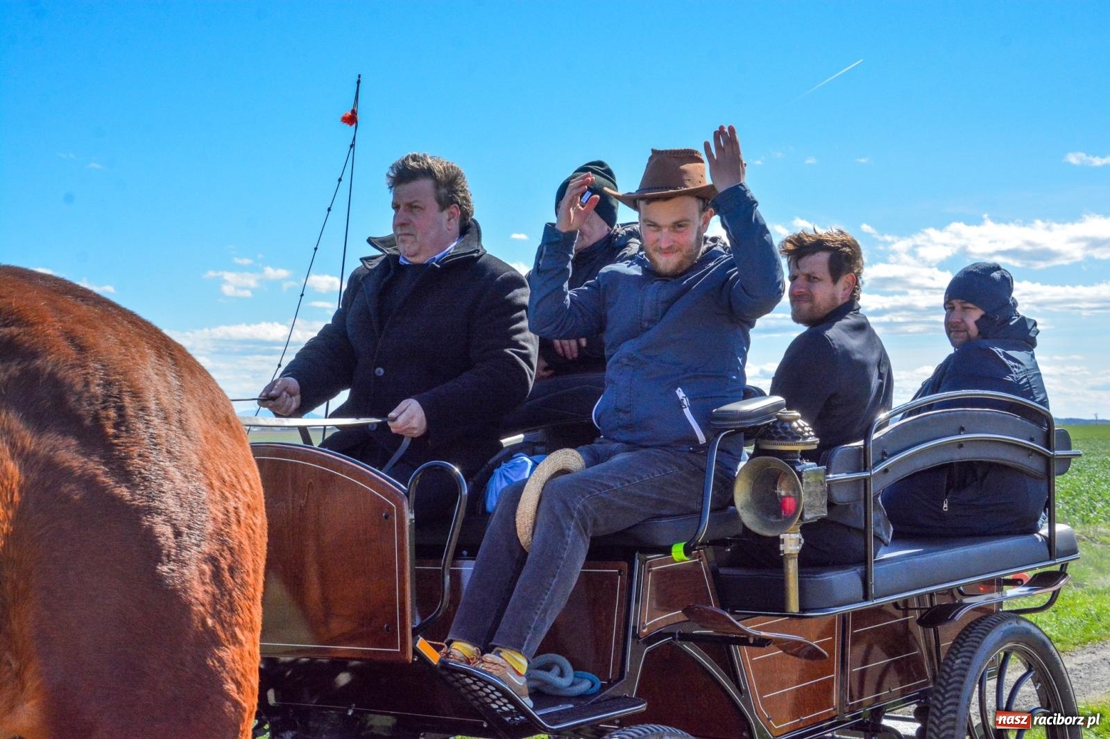 Zdjęcie w galerii na portalu naszraciborz.pl: Bieńkowice: średniowieczna tradycja wciąż żywa - ponad sto koni w procesji [FOTO i WIDEO] wiadomości z regionu